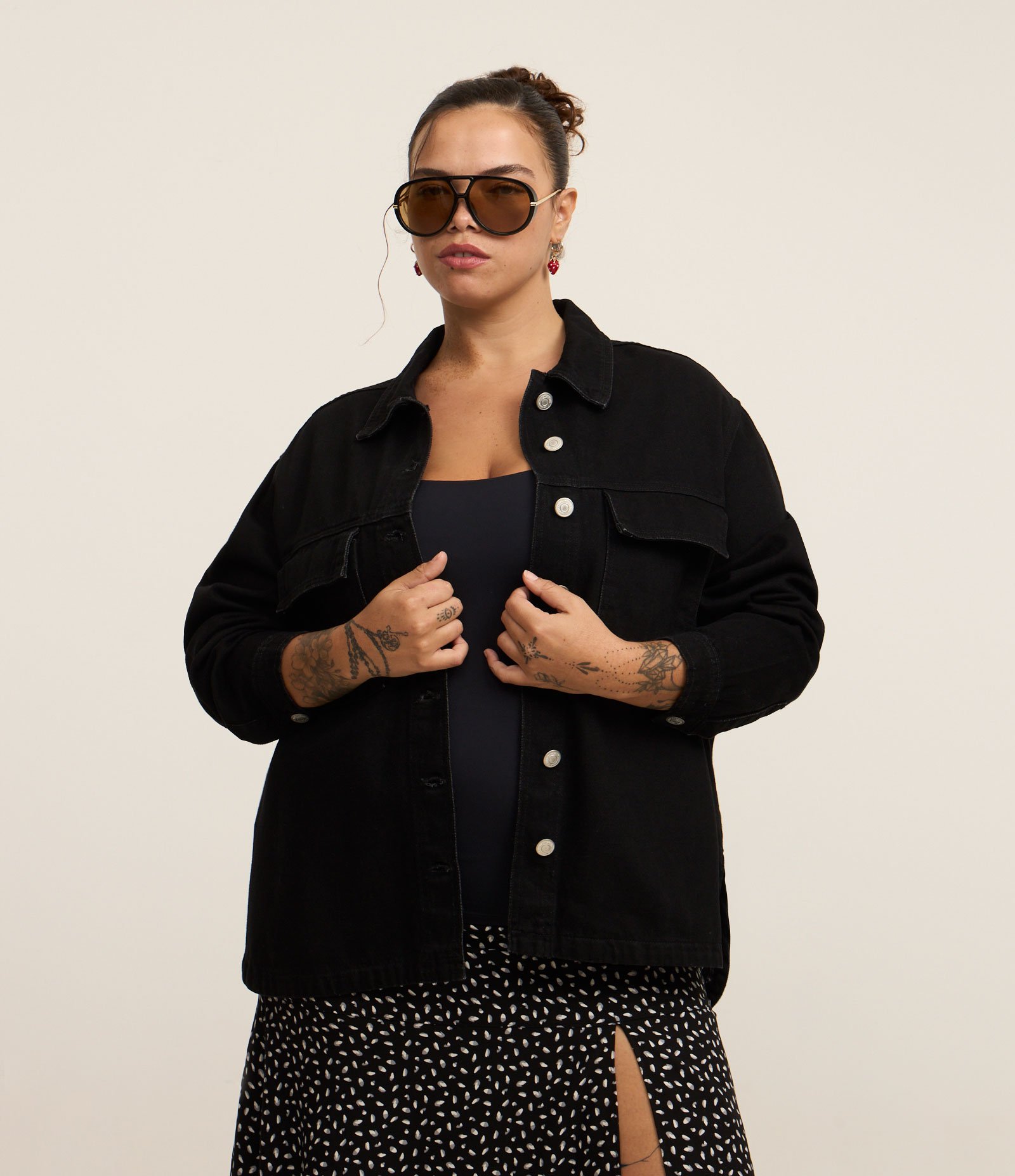 Jaqueta Overshirt em Jeans com Bolso Cargo e Botões Contrastantes Curve & Plus Size Preto 1