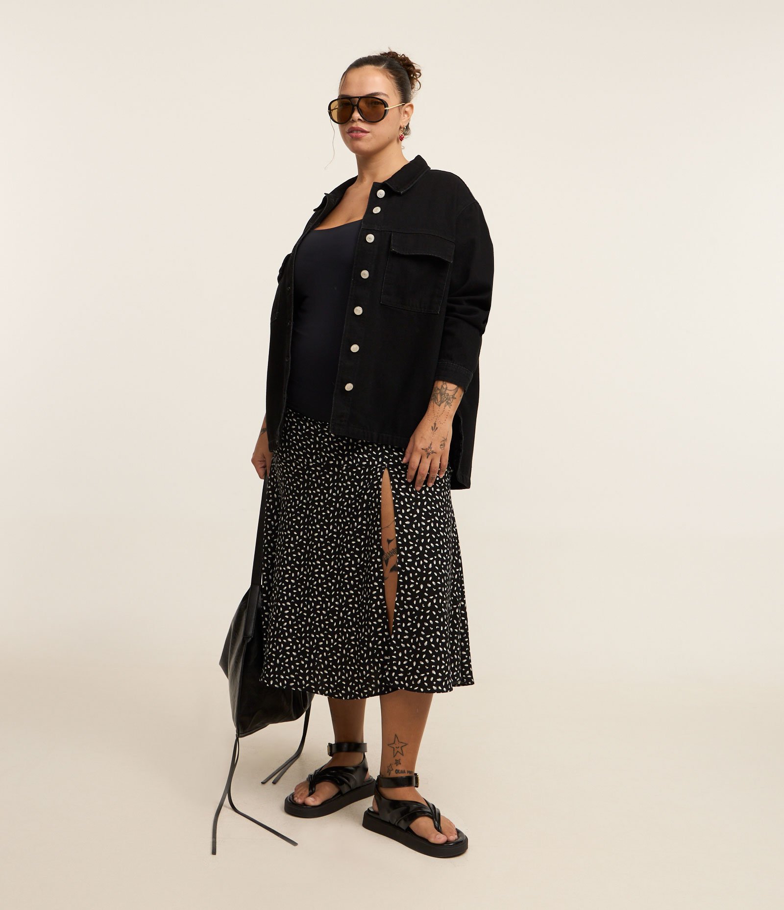 Jaqueta Overshirt em Jeans com Bolso Cargo e Botões Contrastantes Curve & Plus Size Preto 2