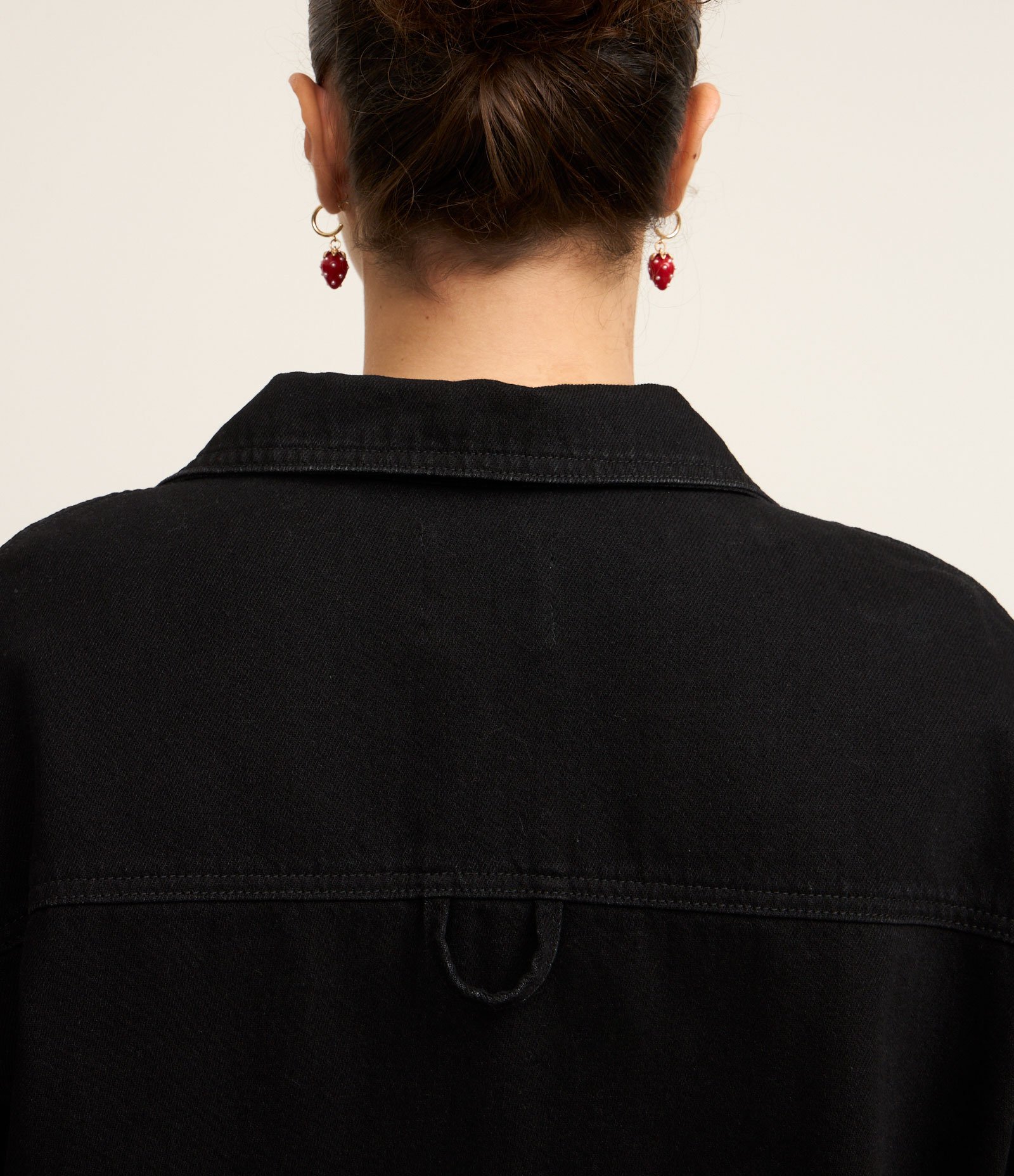 Jaqueta Overshirt em Jeans com Bolso Cargo e Botões Contrastantes Curve & Plus Size Preto 3