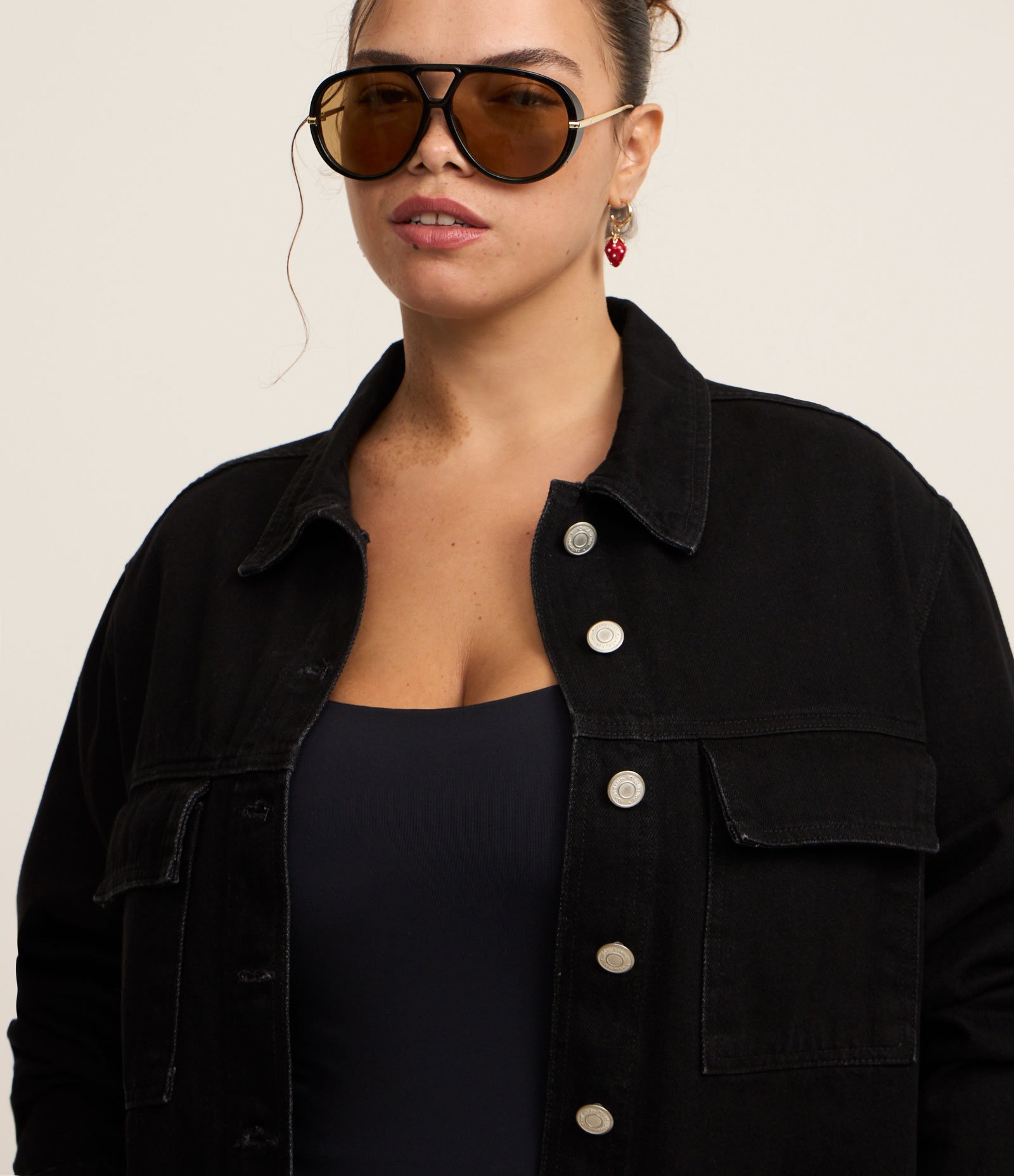 Jaqueta Overshirt em Jeans com Bolso Cargo e Botões Contrastantes Curve & Plus Size Preto 4