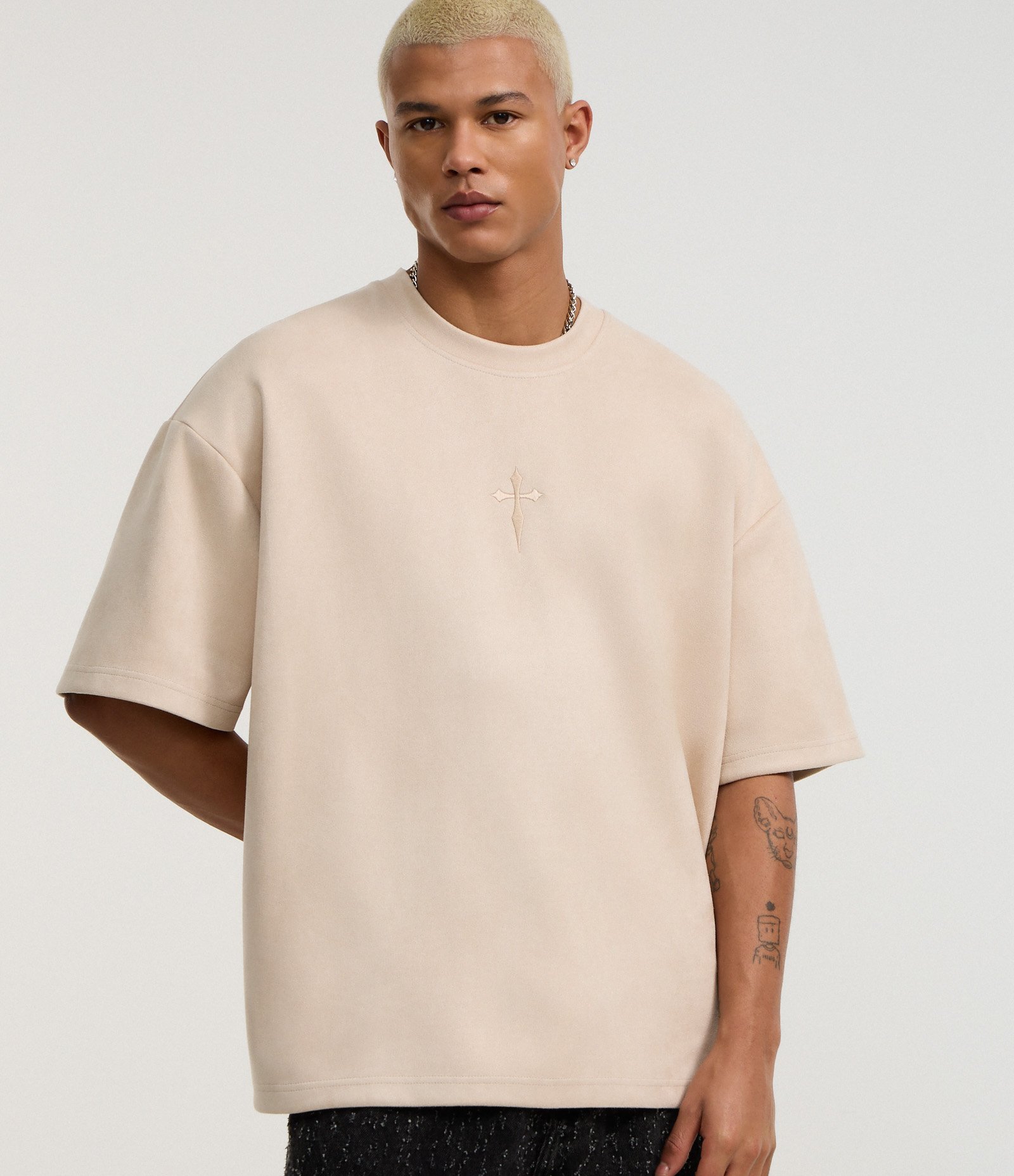 Camiseta Oversized em Suede com Bordado de Cruz e Lettering Bege 1