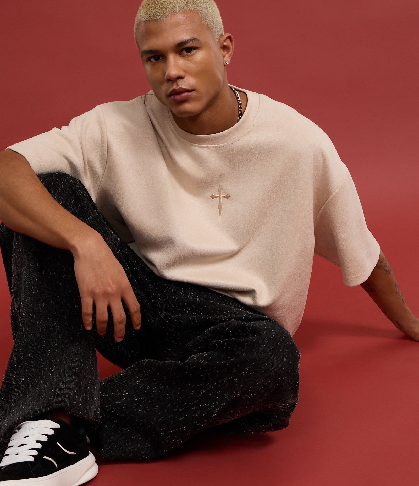 Camiseta Oversized em Suede com Bordado de Cruz e Lettering Bege 3