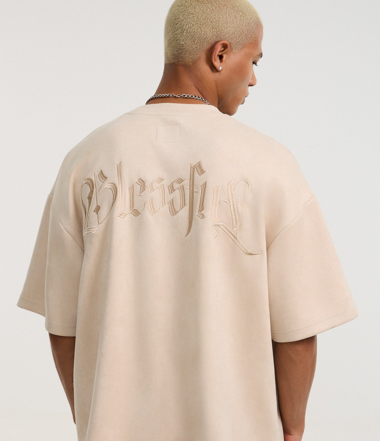 Camiseta Oversized em Suede com Bordado de Cruz e Lettering Bege 4