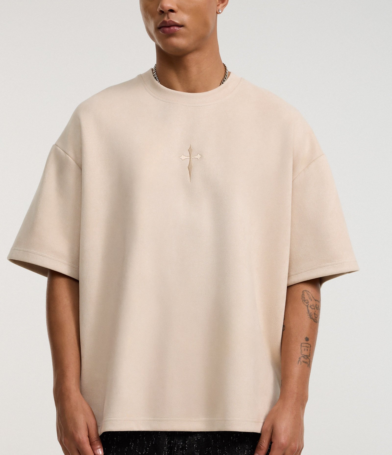 Camiseta Oversized em Suede com Bordado de Cruz e Lettering Bege 5