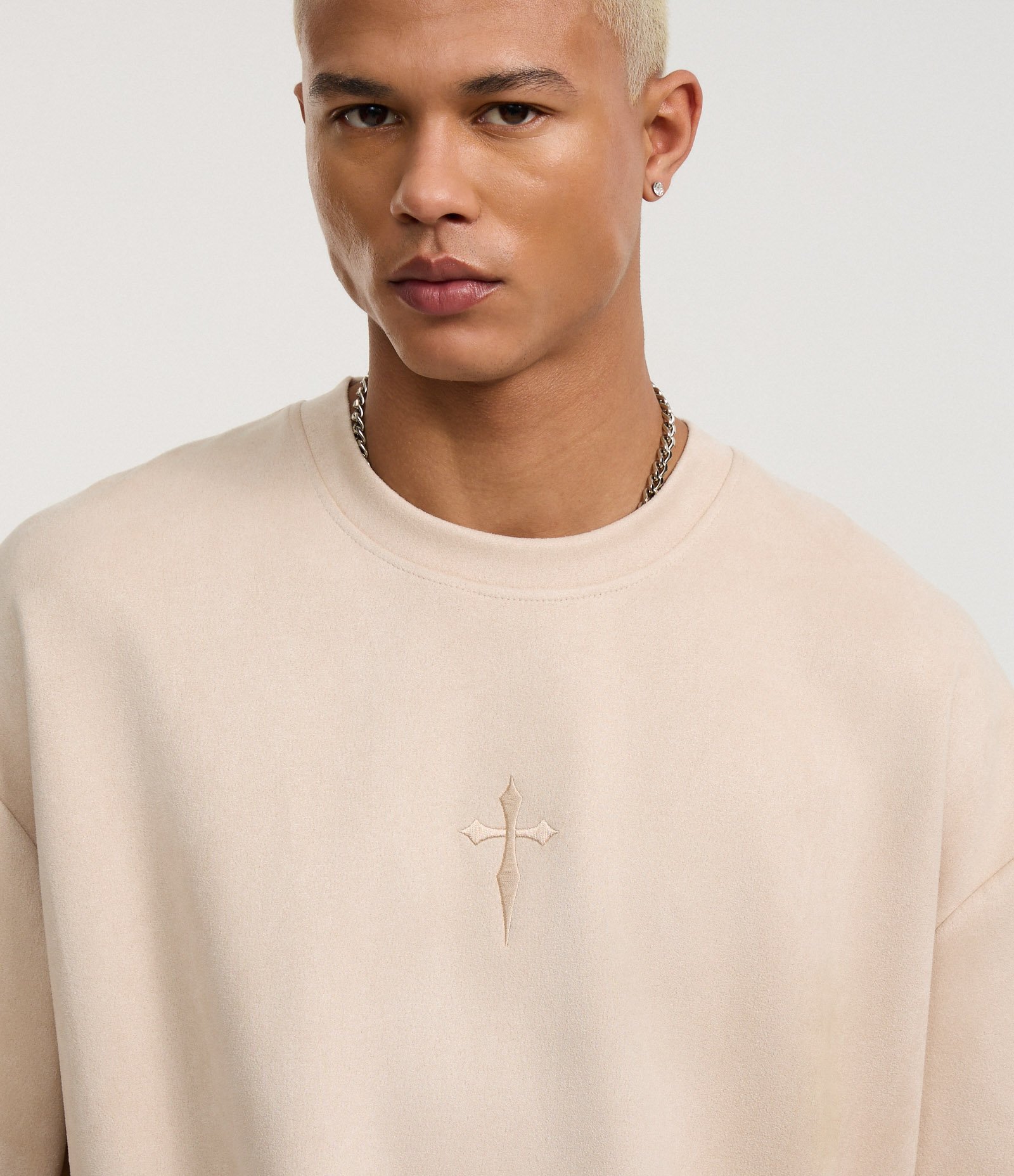 Camiseta Oversized em Suede com Bordado de Cruz e Lettering Bege 6
