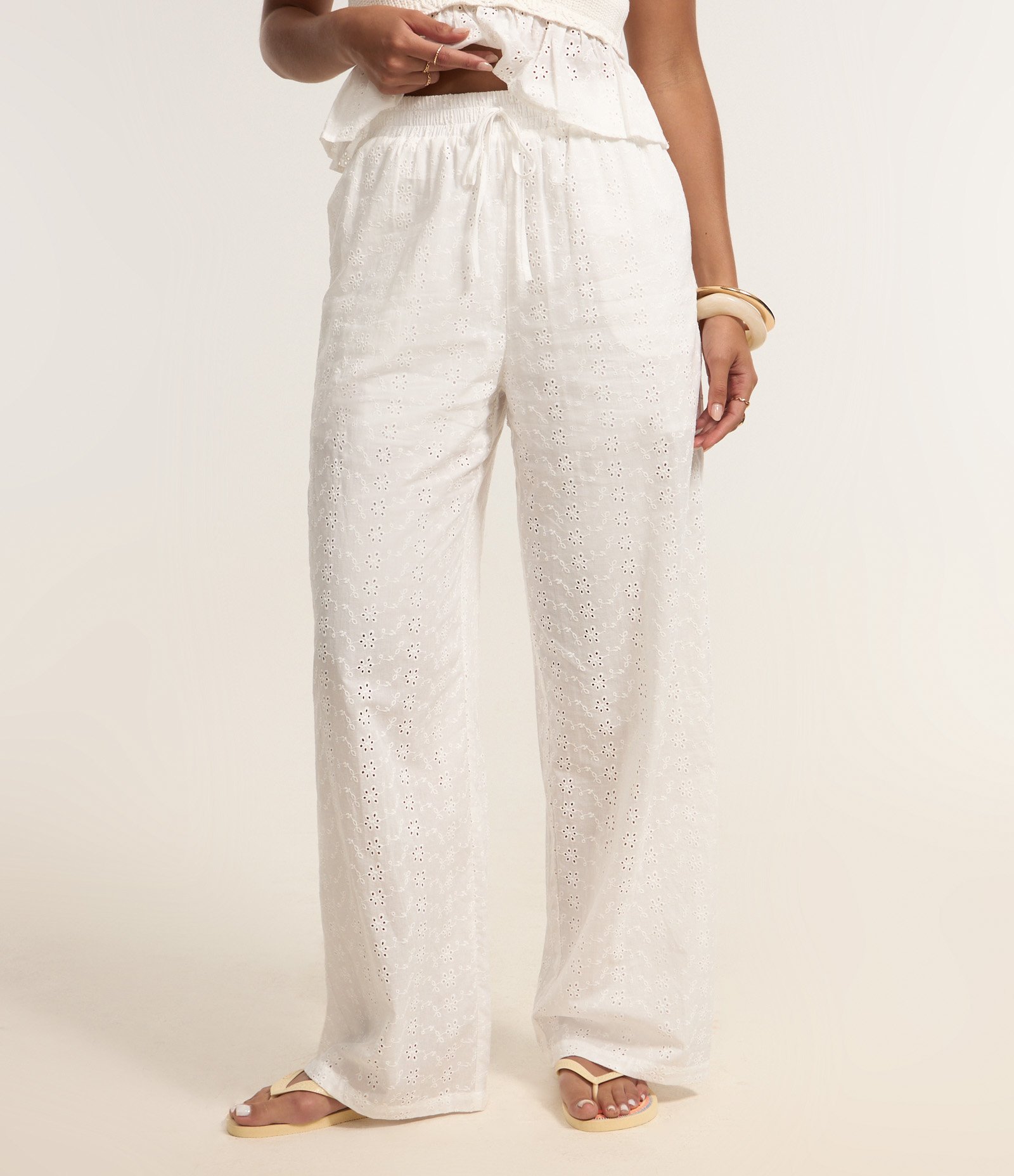 Calça Reta em Laise com Textura de Furinhos e Cós Elástico Branco 3