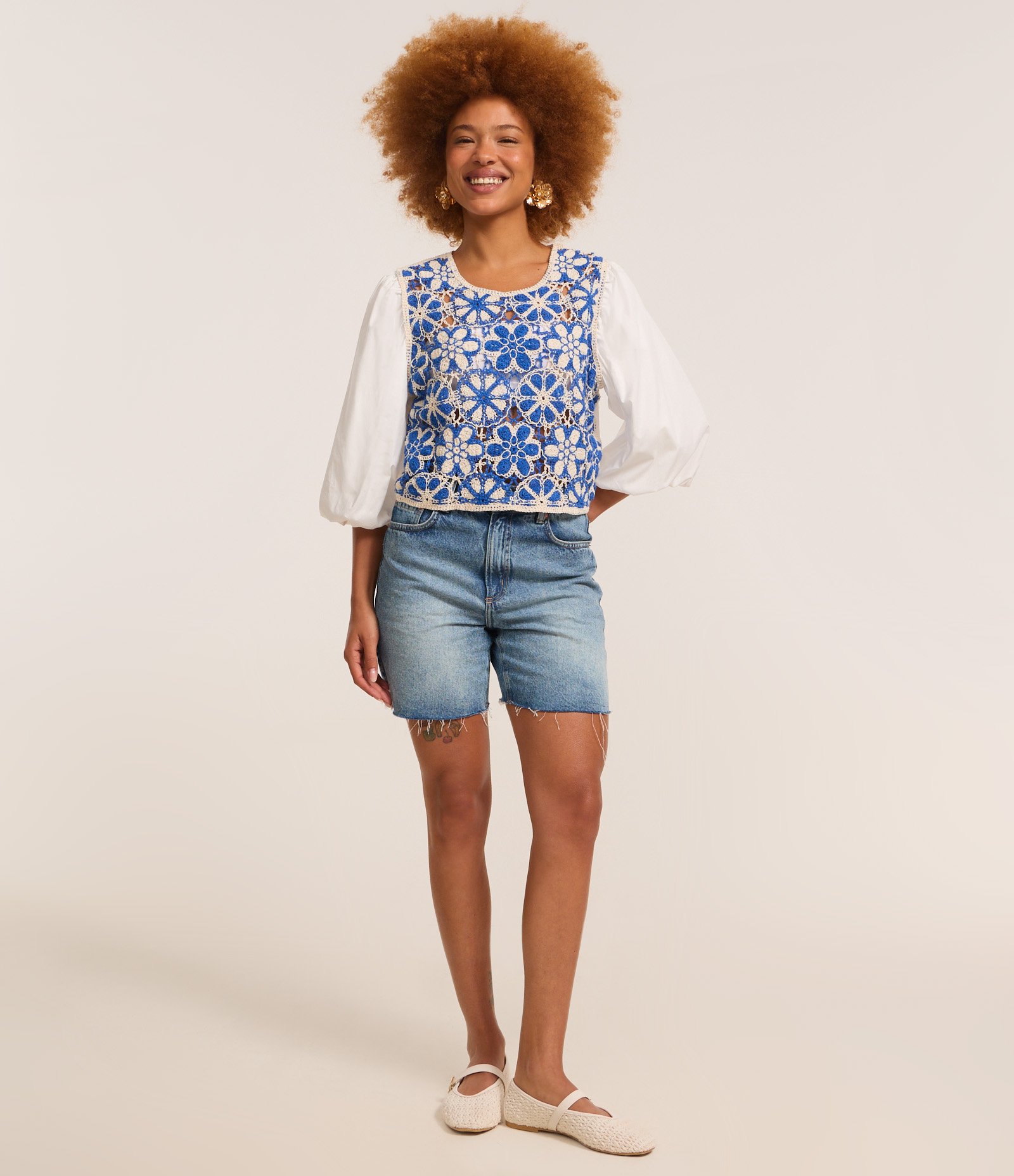 Blusa Cropped com Manga Bufante e Estampa Efeito Crochê Bicolor Off White/Azul 2