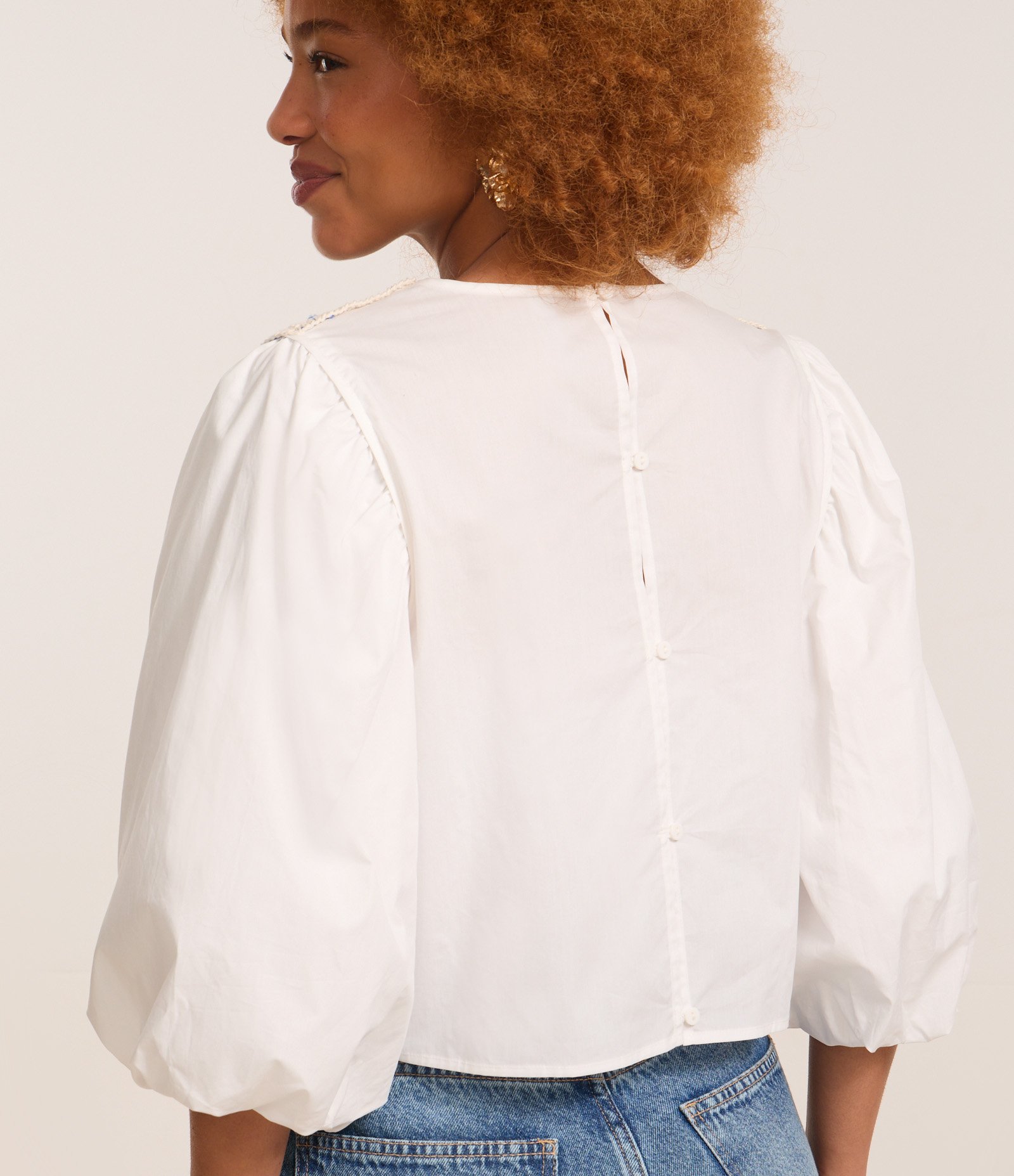 Blusa Cropped com Manga Bufante e Estampa Efeito Crochê Bicolor Off White/Azul 4