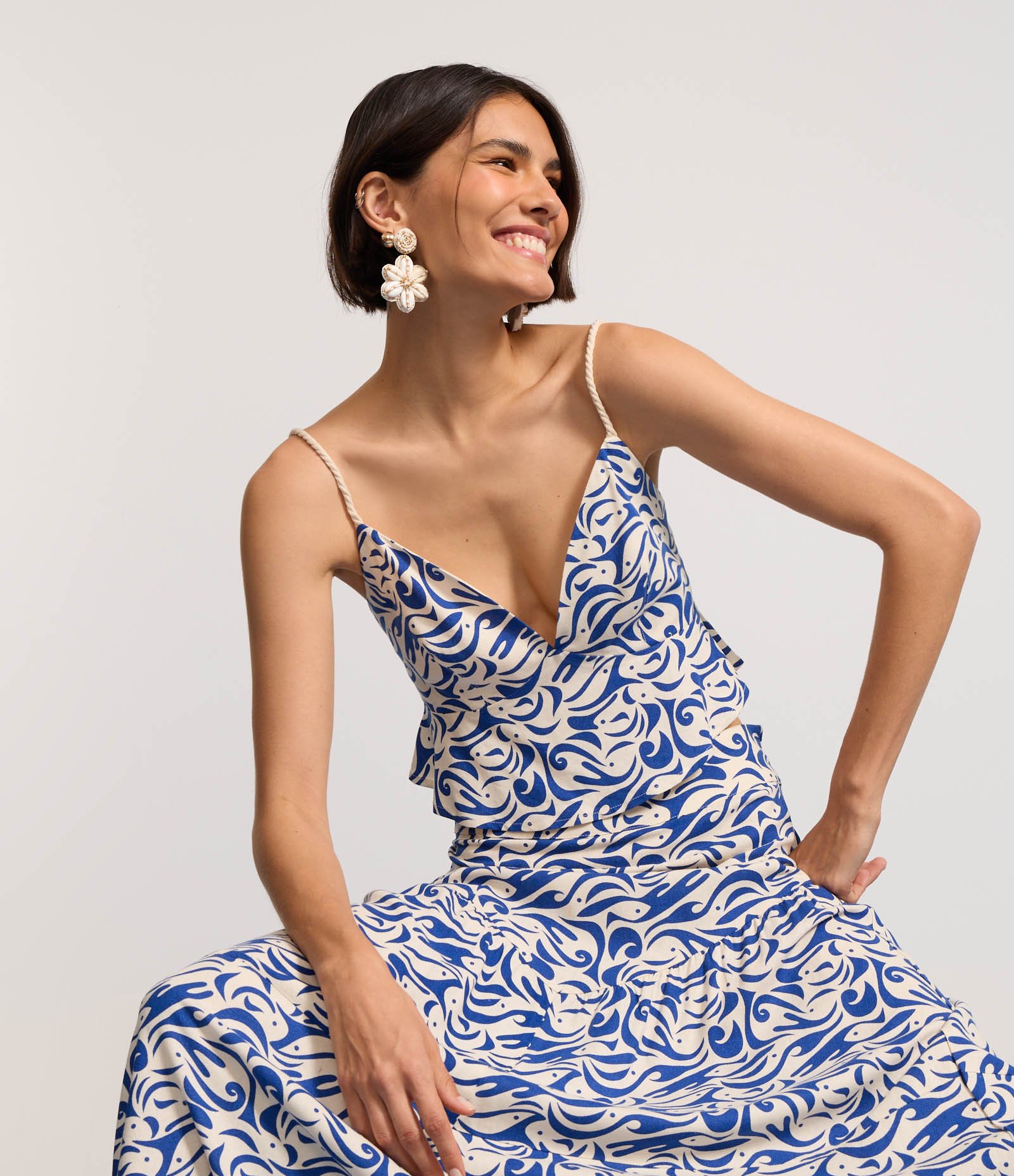 Blusa Cropped em Viscolinho com Estampa de Peixinhos Bege/Azul 1