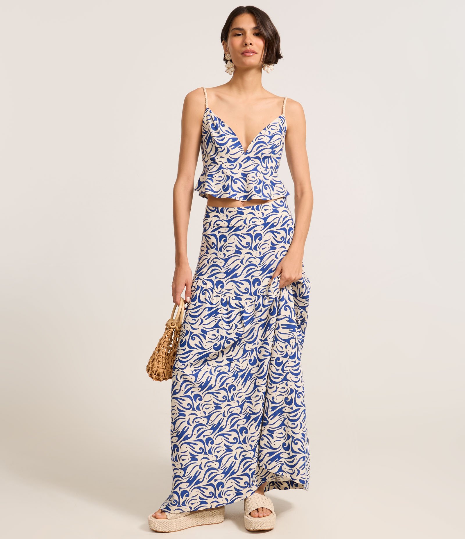 Blusa Cropped em Viscolinho com Estampa de Peixinhos Bege/Azul 2