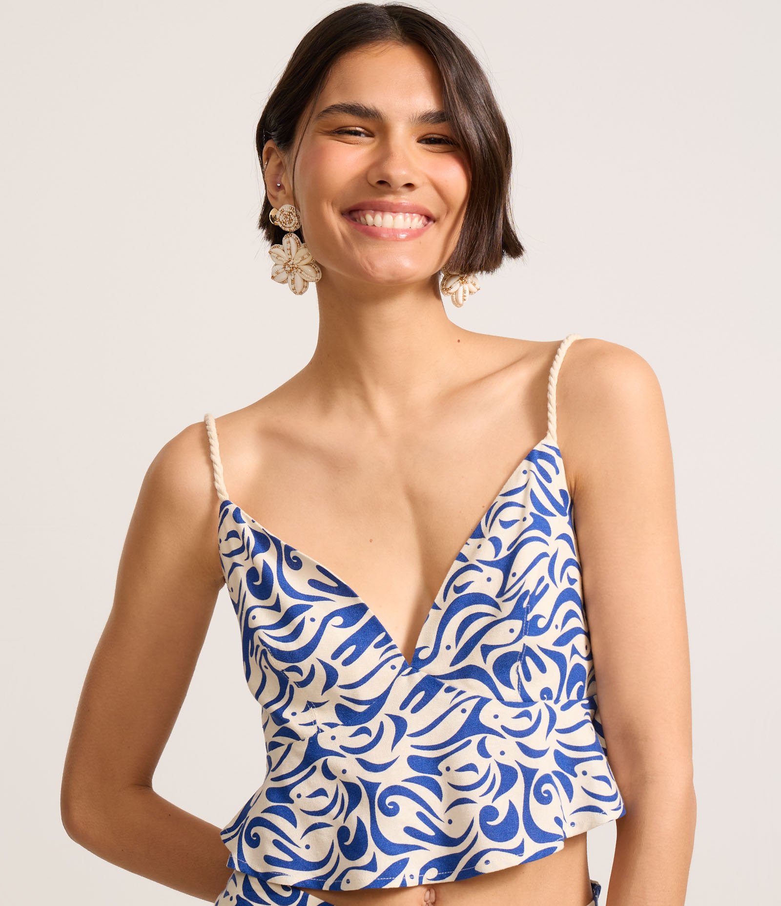 Blusa Cropped em Viscolinho com Estampa de Peixinhos Bege/Azul 3