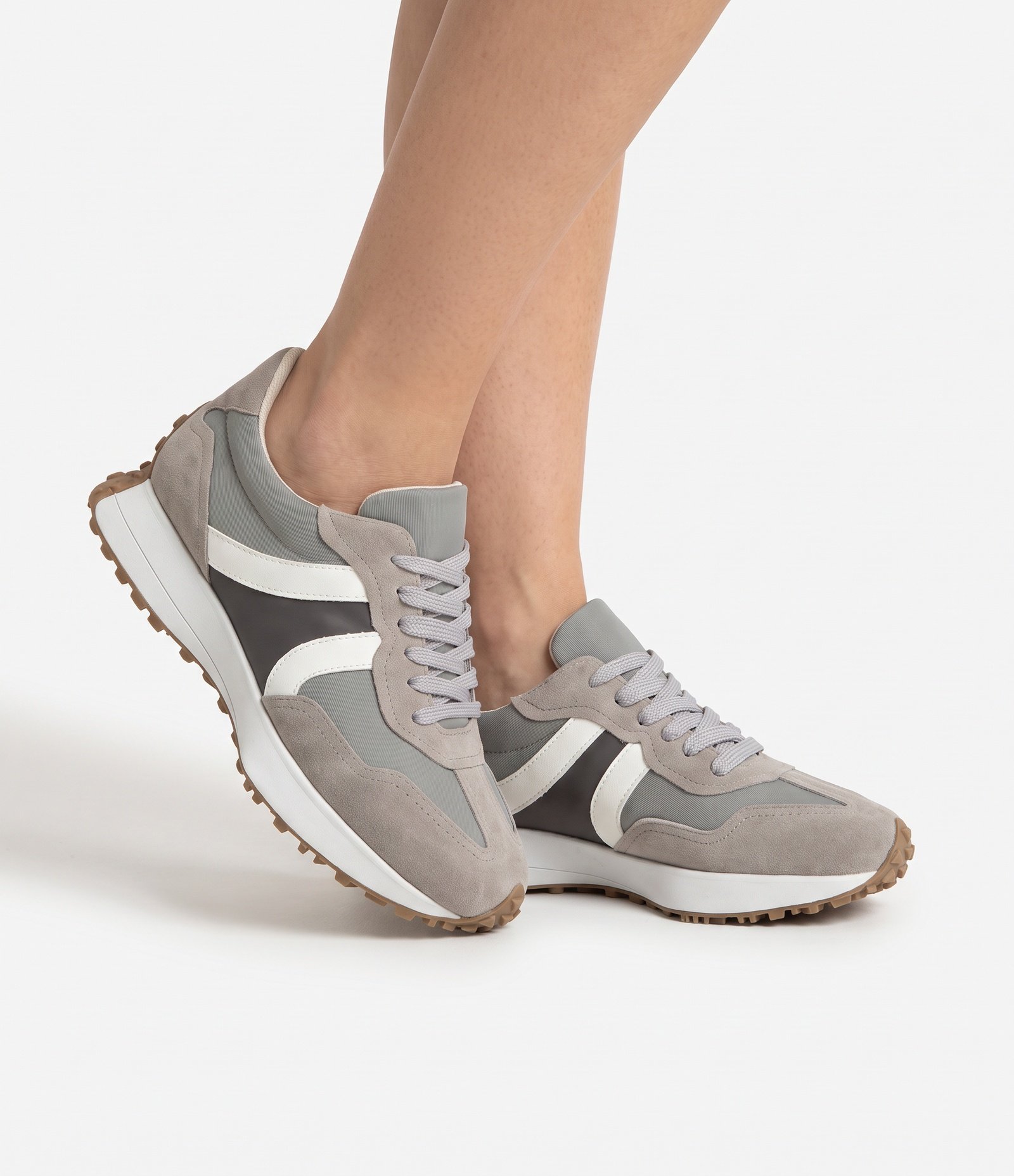 Tênis Jogging em PU com Recortes Contrastantes Cinza 1