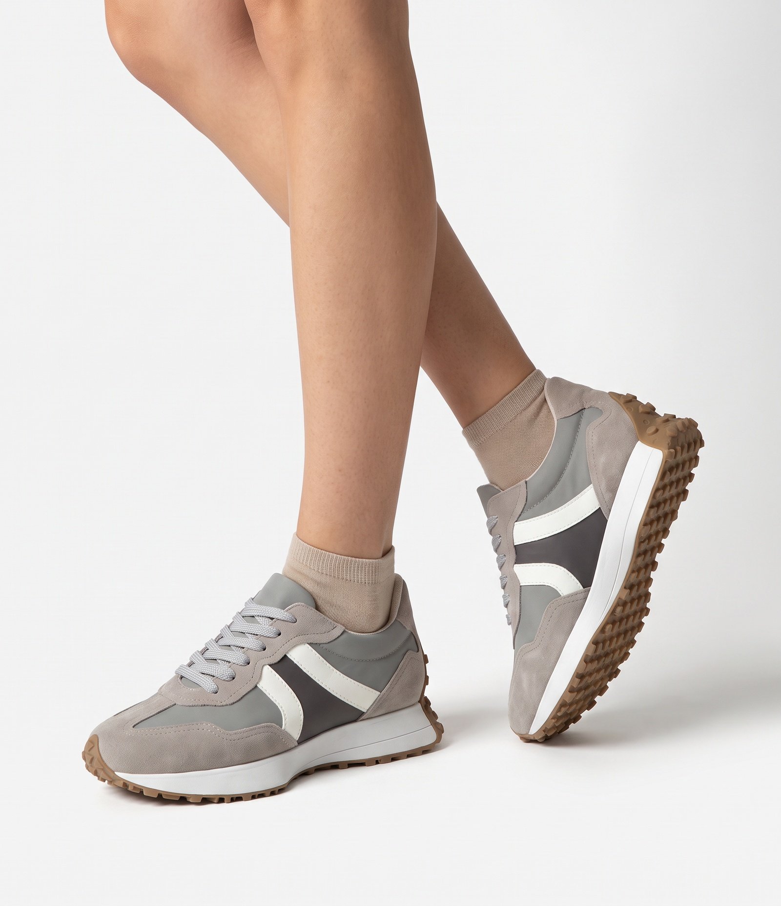 Tênis Jogging em PU com Recortes Contrastantes Cinza 2