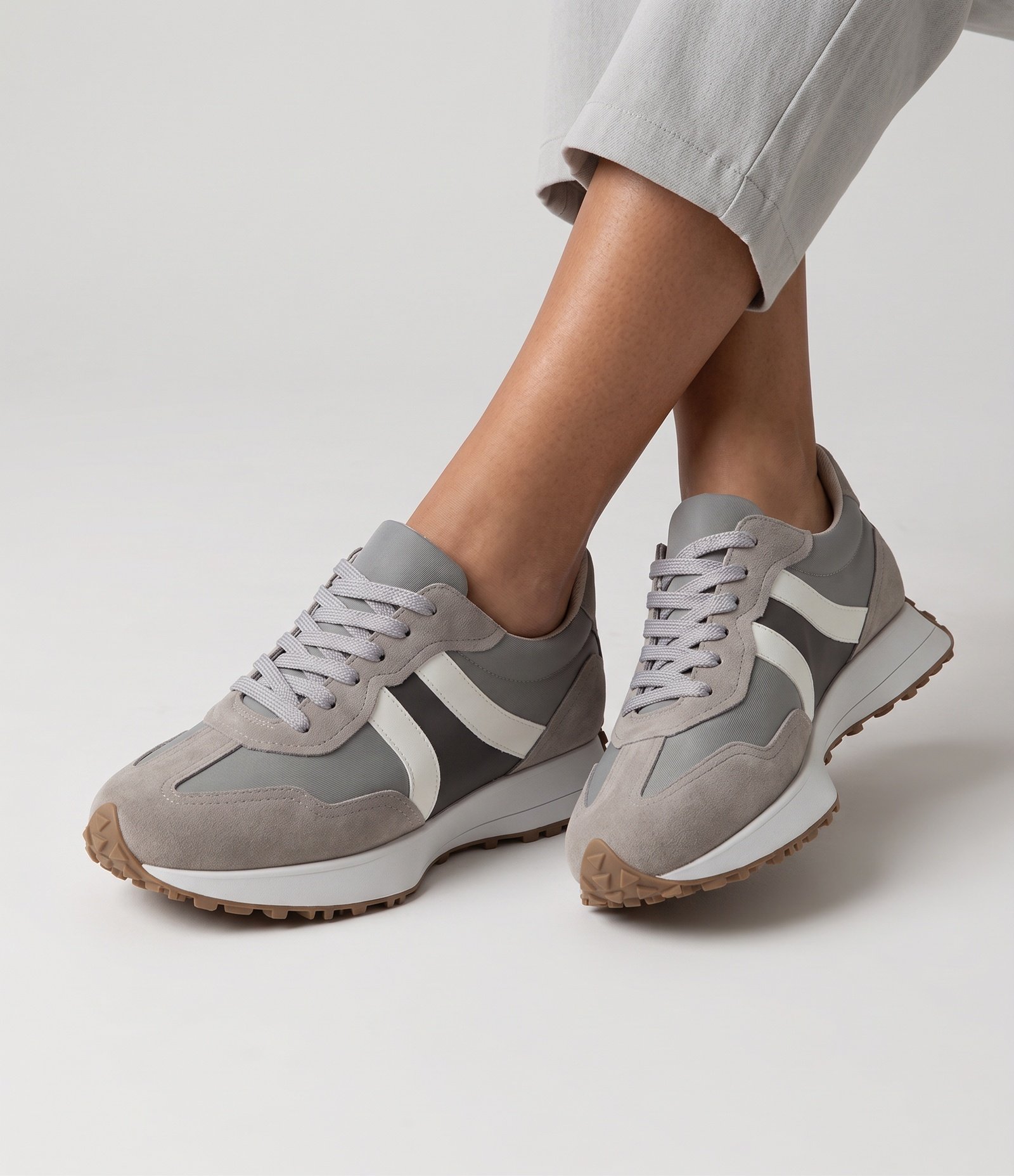 Tênis Jogging em PU com Recortes Contrastantes Cinza 4