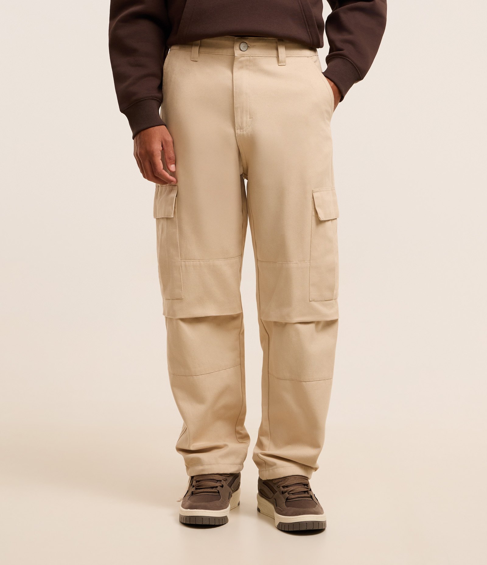 Calça Baggy em Sarja com Bolsos Cargos e Ajuste na Barra Bege 2