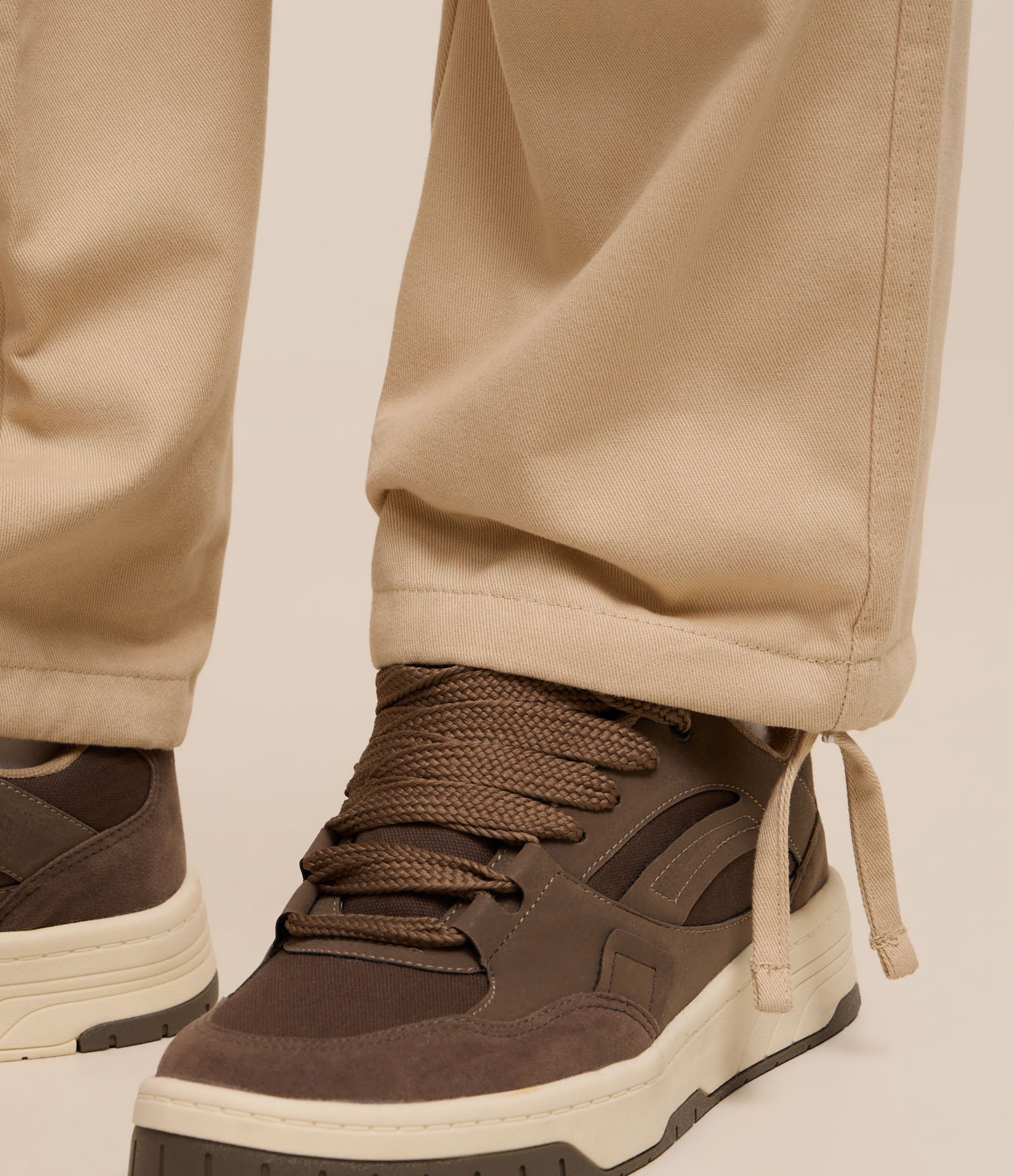 Calça Baggy em Sarja com Bolsos Cargos e Ajuste na Barra Bege 3