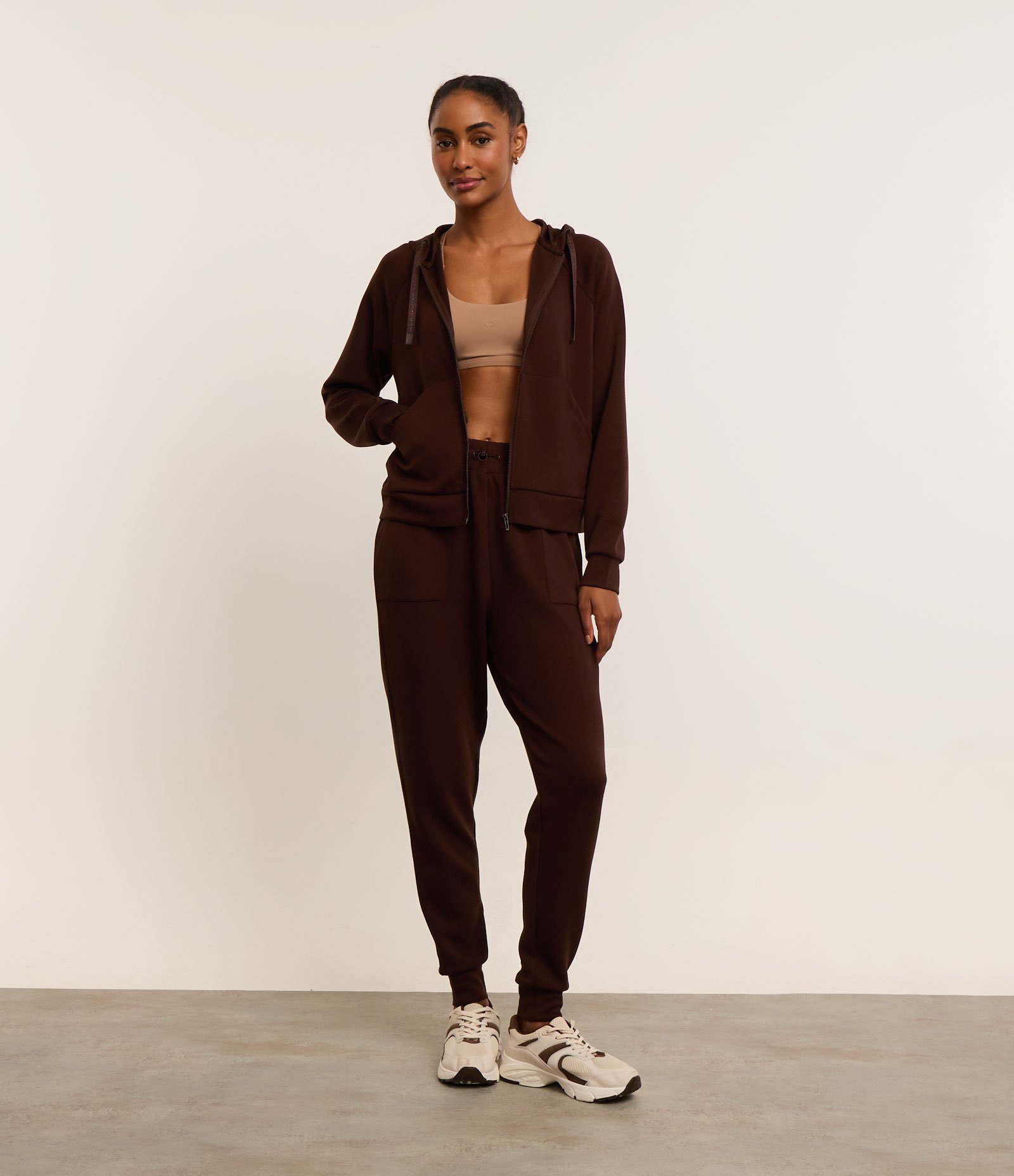 Calça Jogger em Microfibra com Cós Elástico Marrom 1