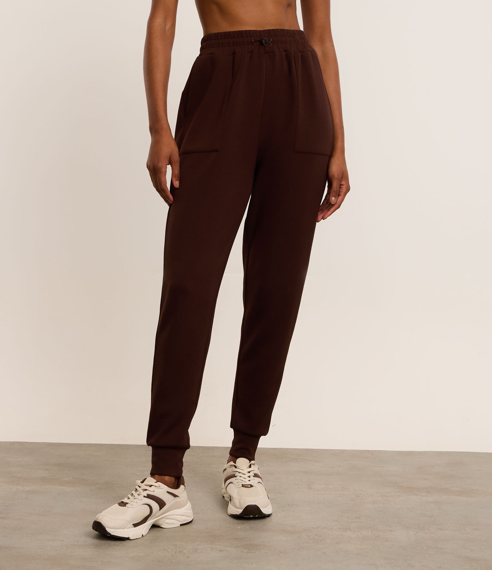 Calça Jogger em Microfibra com Cós Elástico Marrom 2