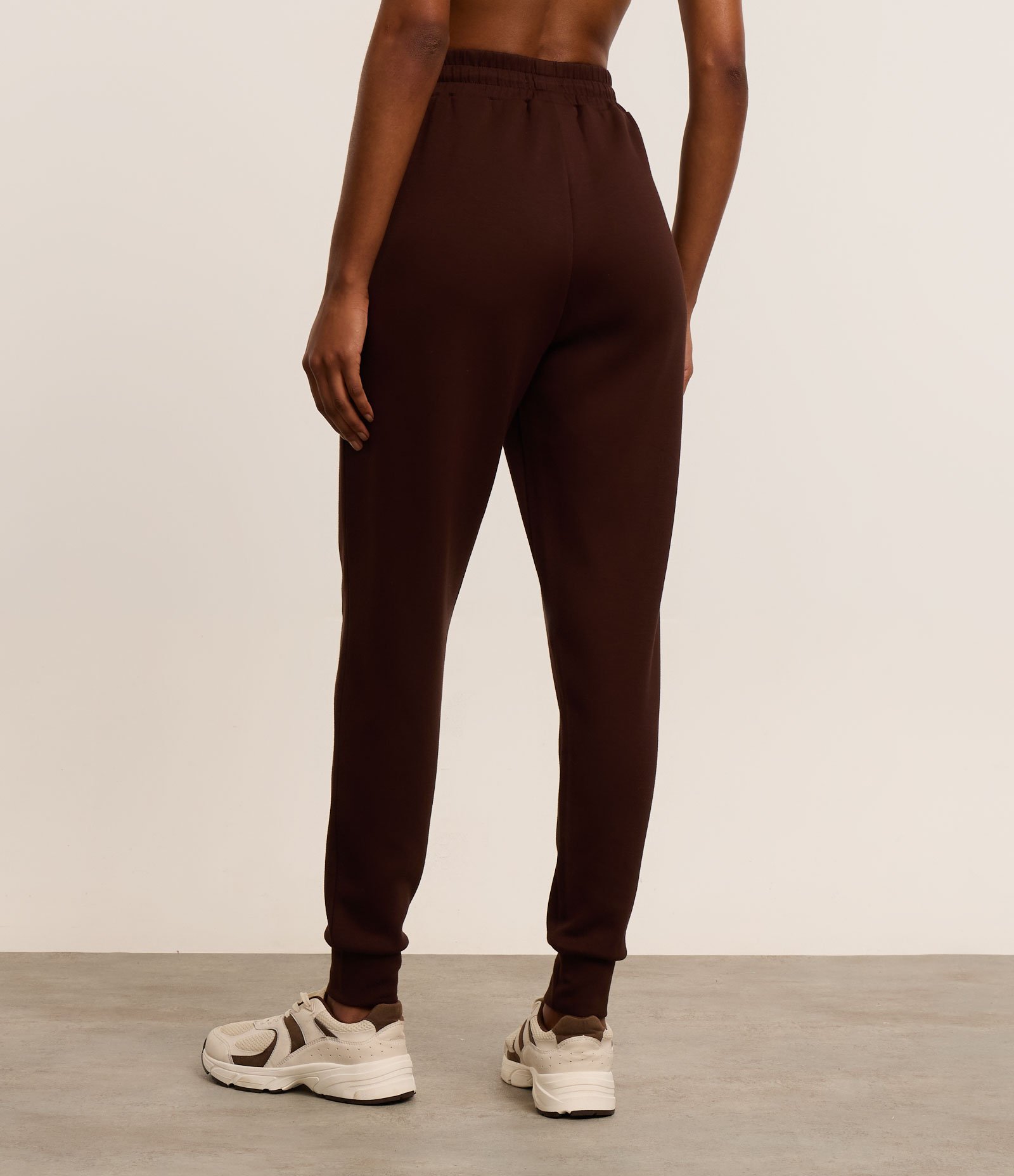 Calça Jogger em Microfibra com Cós Elástico Marrom 4