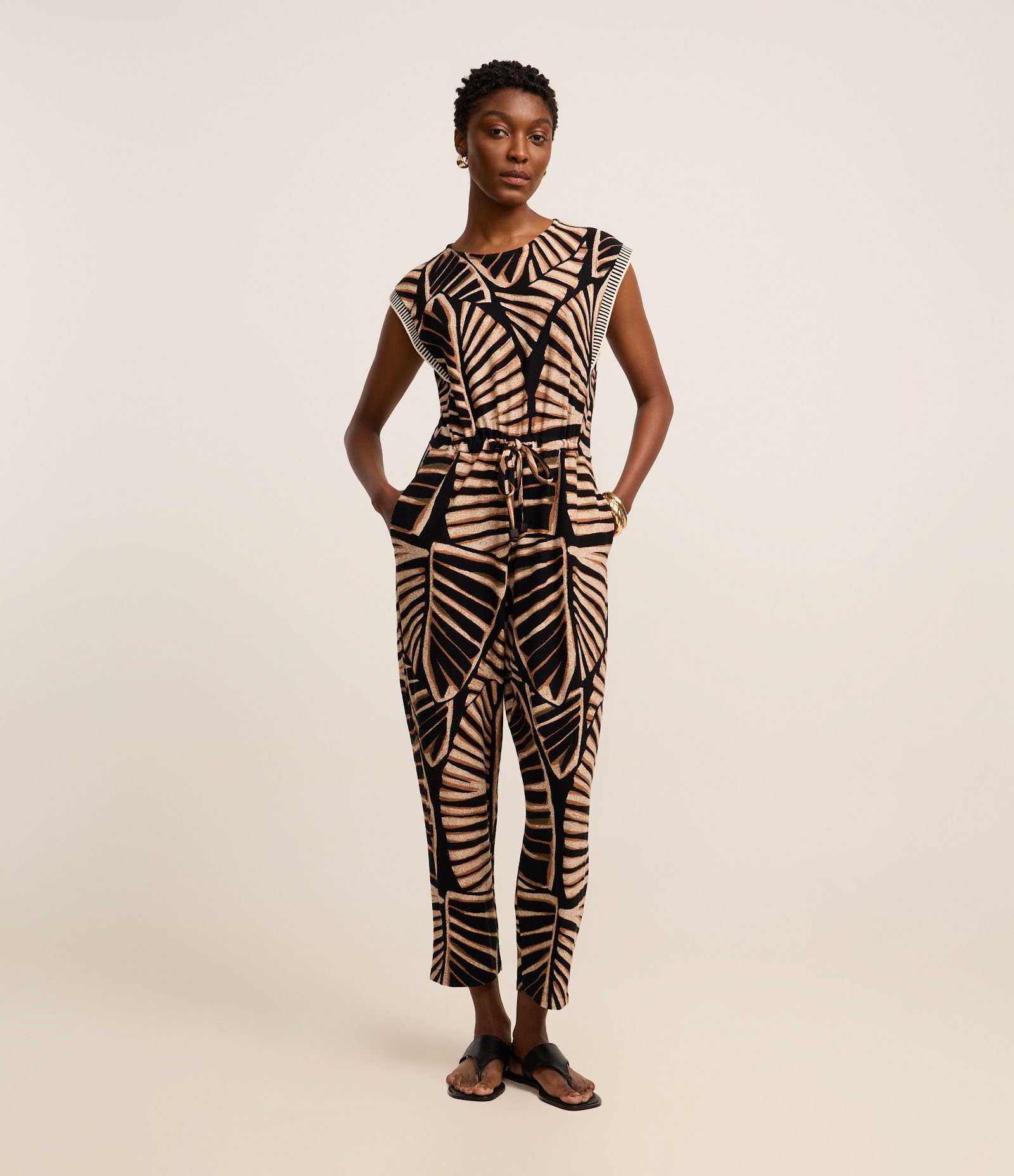 Macacão em Viscose com Amarração e Estampa Folhagem Preto/Marrom/Off White 1