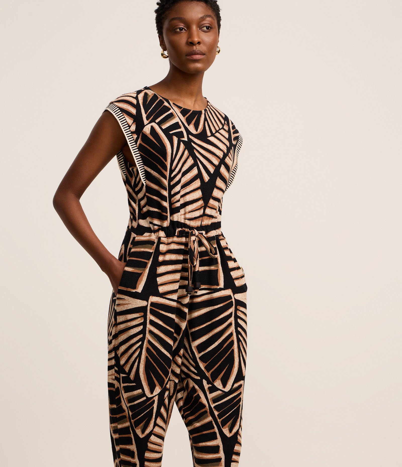 Macacão em Viscose com Amarração e Estampa Folhagem Preto/Marrom/Off White 2