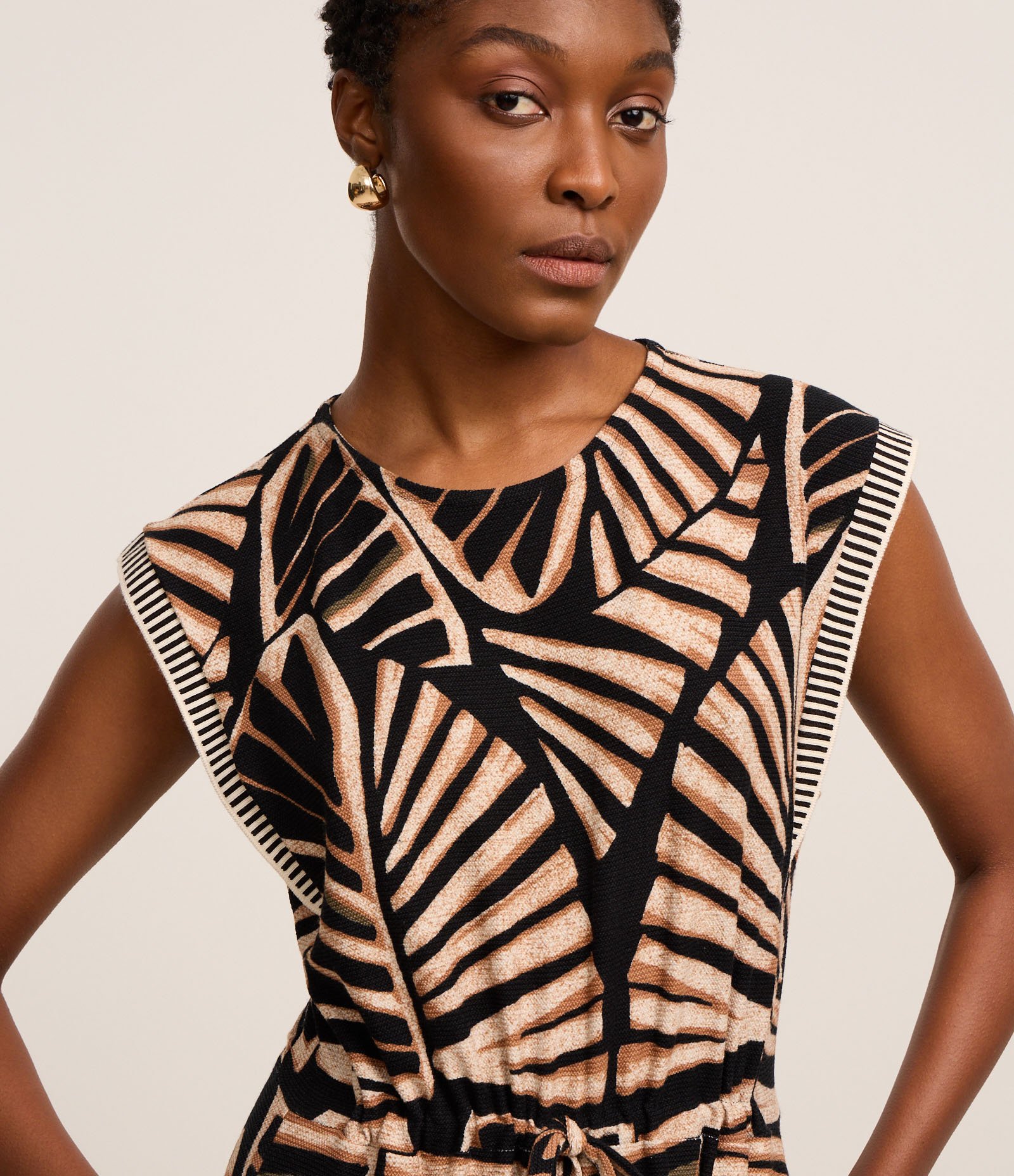 Macacão em Viscose com Amarração e Estampa Folhagem Preto/Marrom/Off White 3