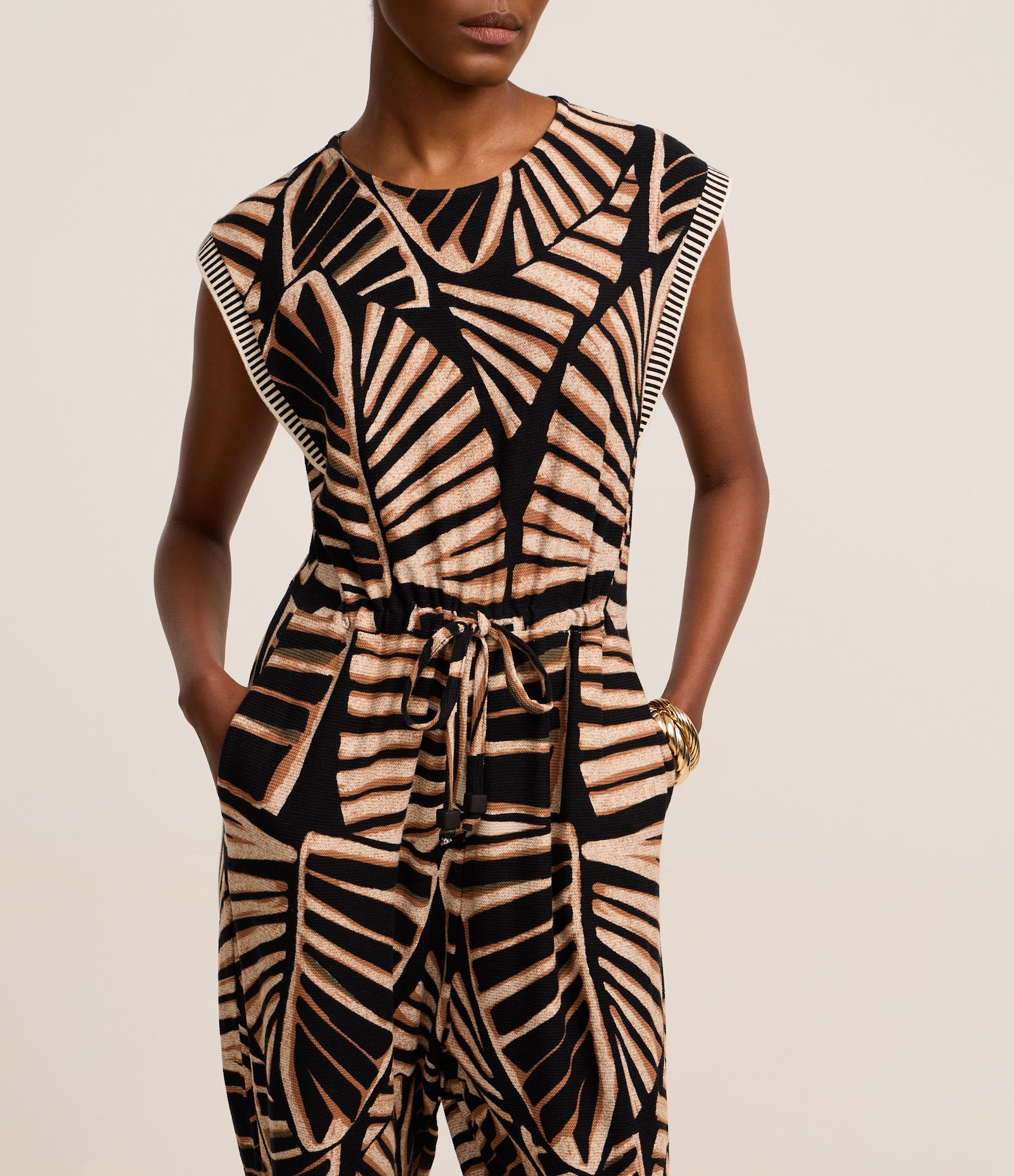 Macacão em Viscose com Amarração e Estampa Folhagem Preto/Marrom/Off White 4