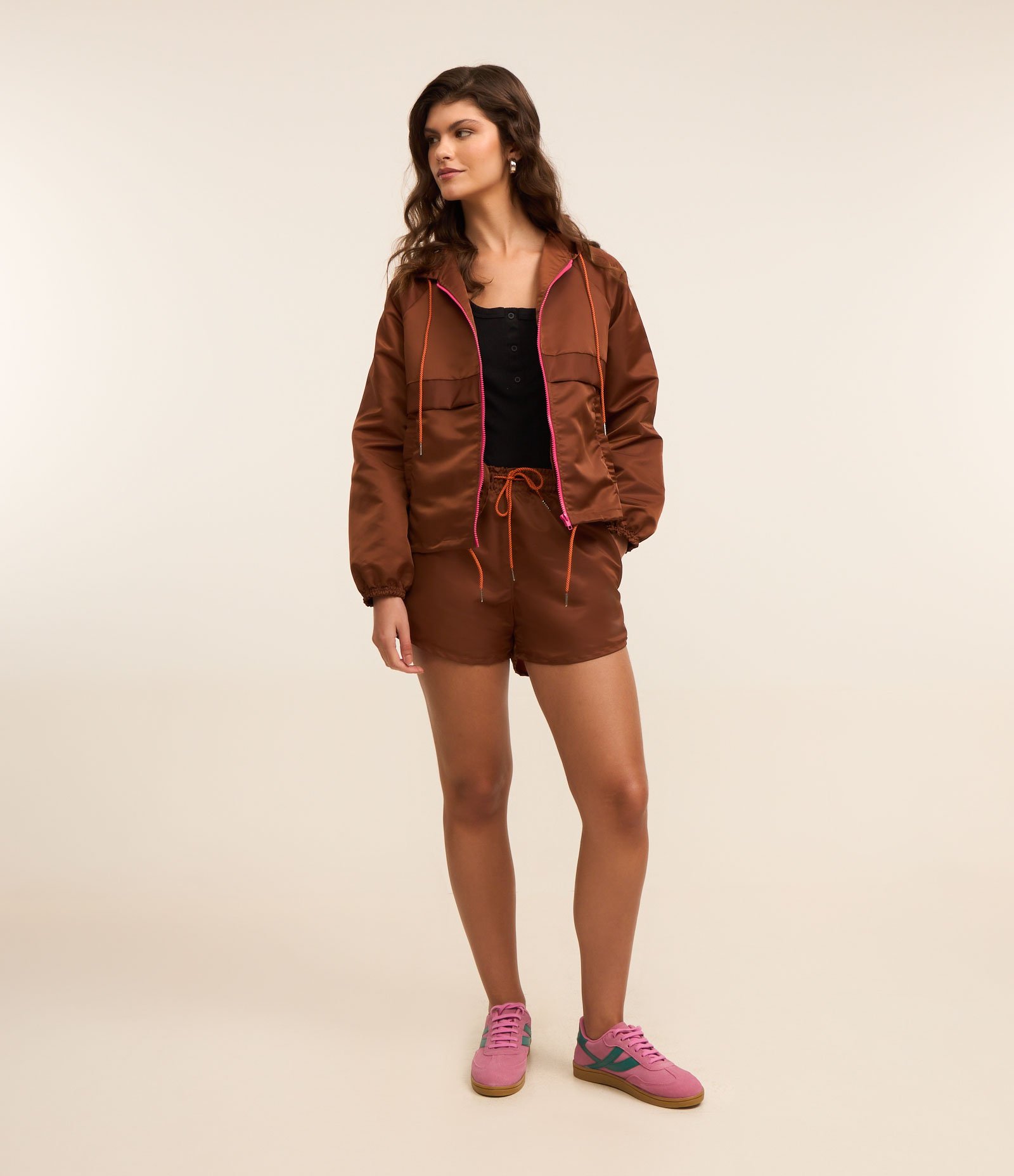 Short Runner com Cós Elástico e Cordão Marrom 1