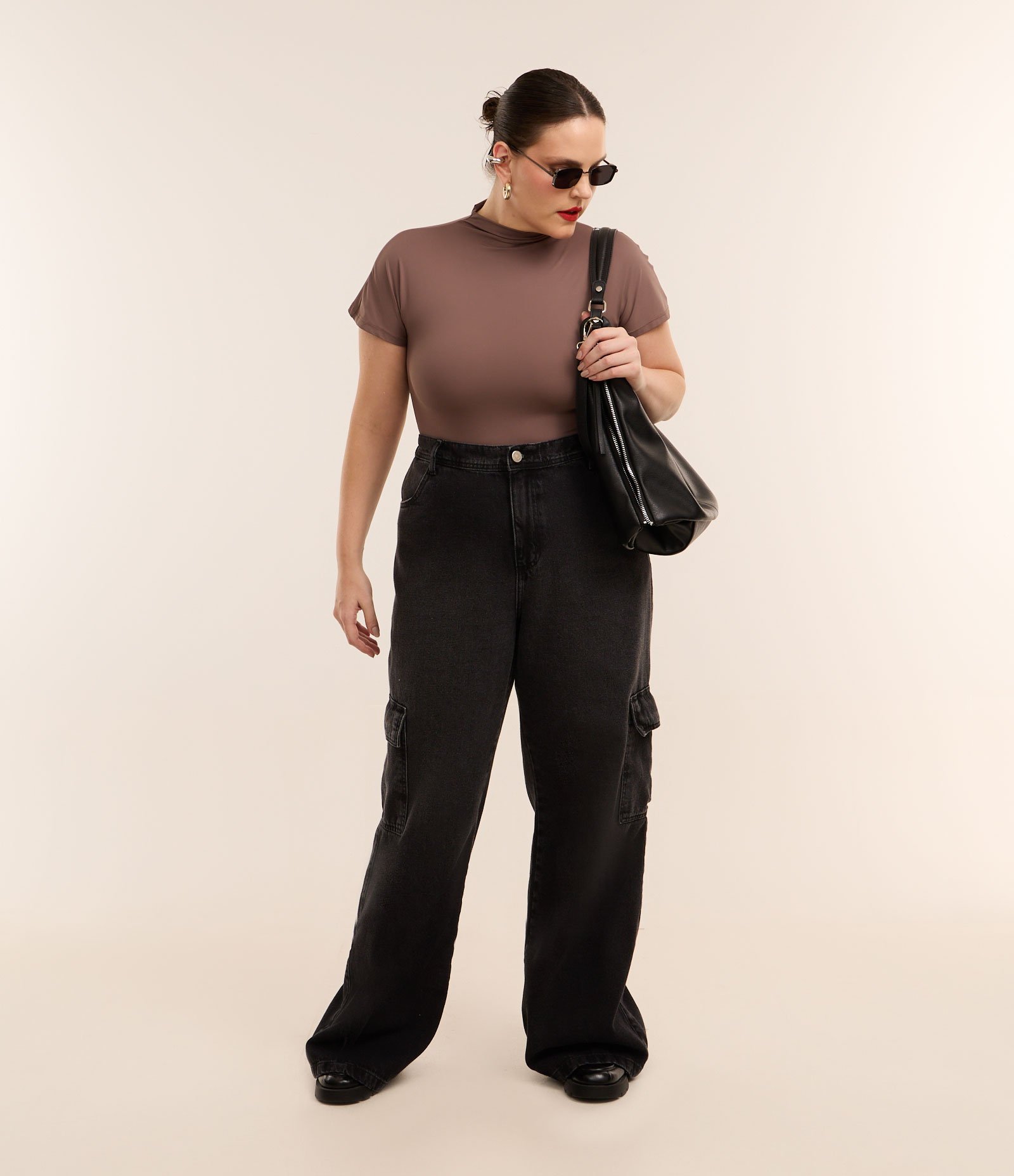 Calça Wide em Jeans com Elástico no Cós e Bolsos Cargo Curve & Plus Size Preto 1