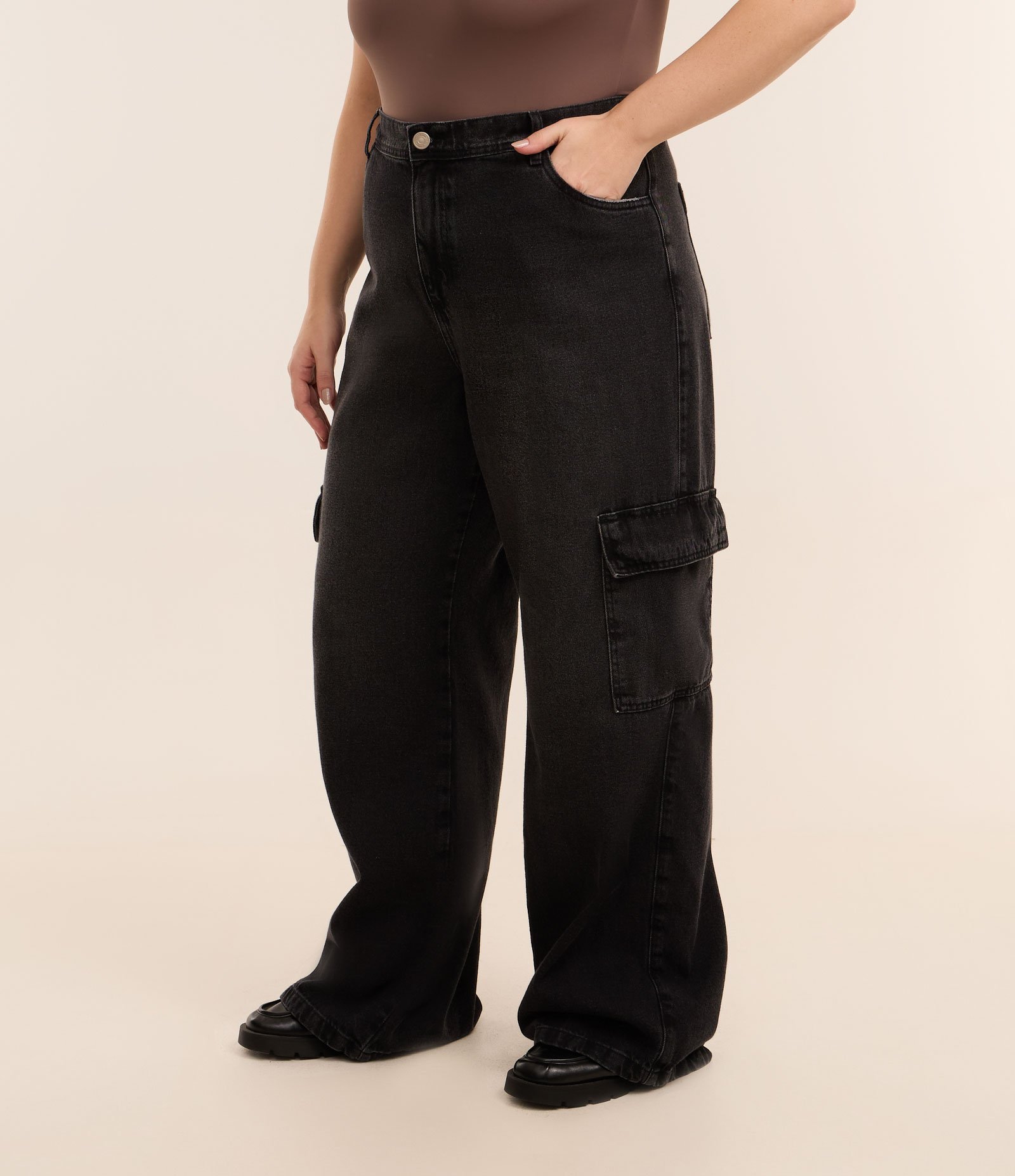 Calça Wide em Jeans com Elástico no Cós e Bolsos Cargo Curve & Plus Size Preto 2