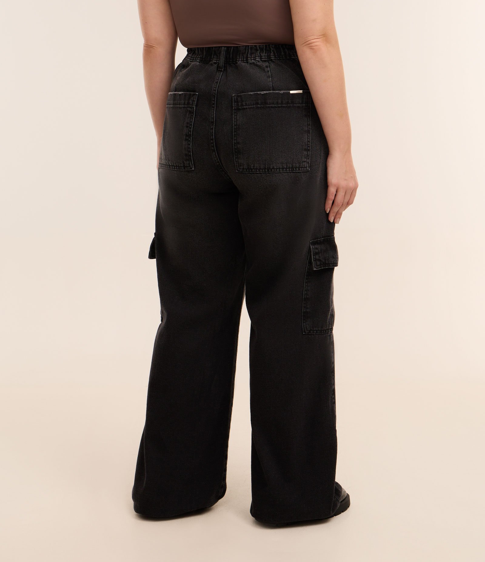 Calça Wide em Jeans com Elástico no Cós e Bolsos Cargo Curve & Plus Size Preto 3