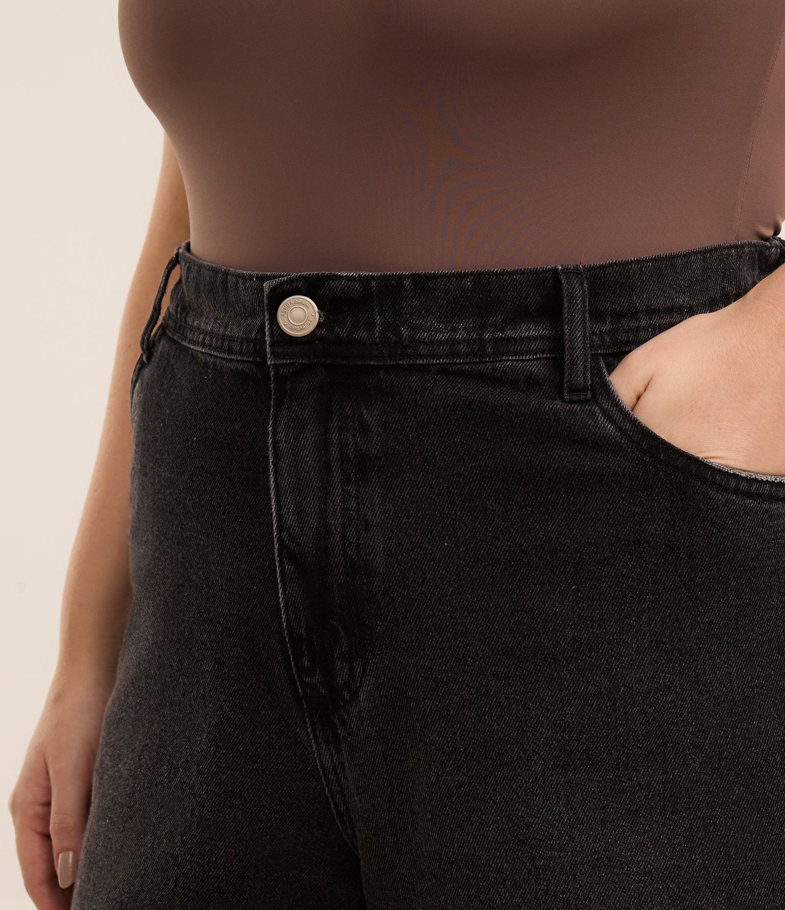 Calça Wide em Jeans com Elástico no Cós e Bolsos Cargo Curve & Plus Size Preto 4