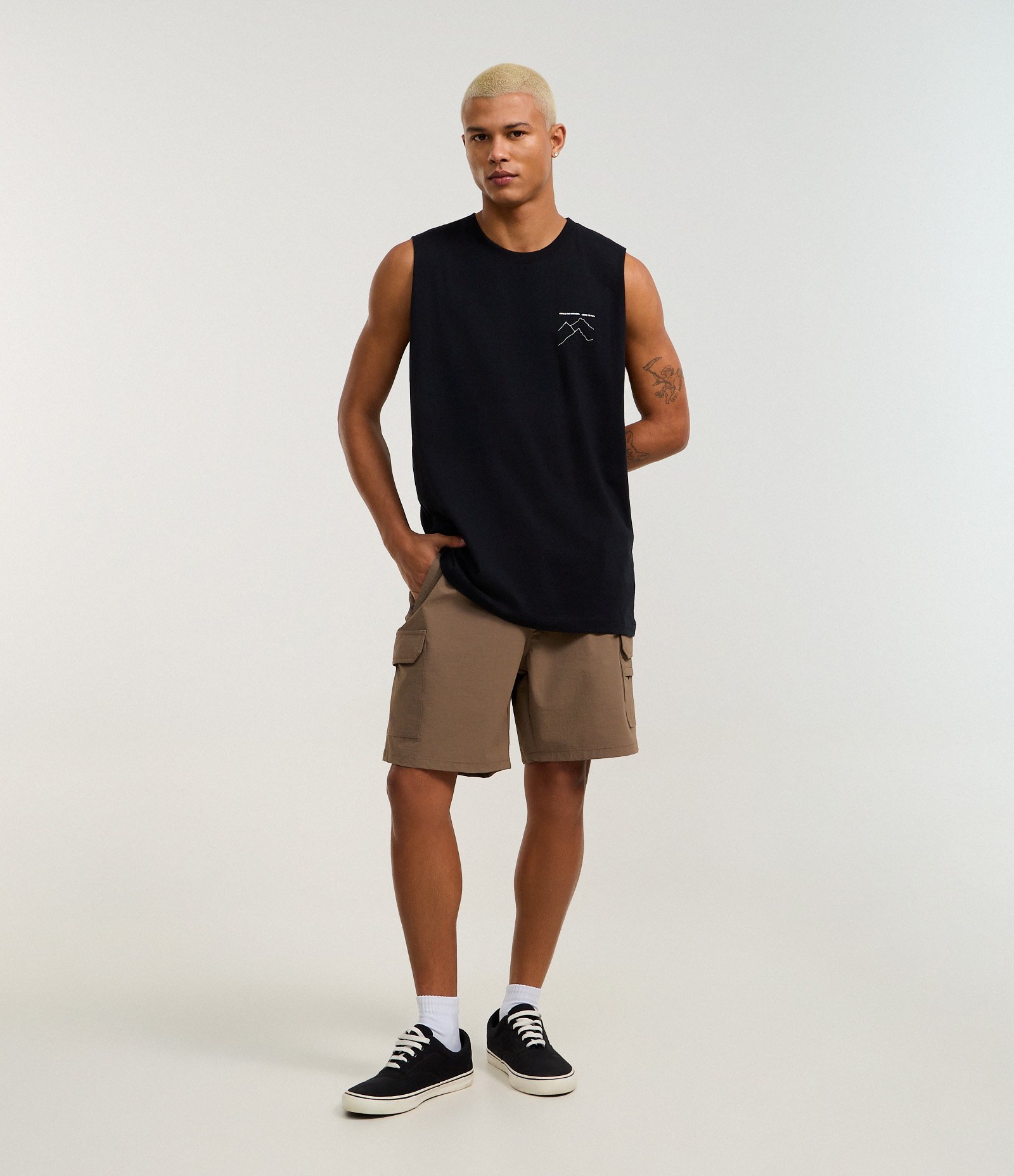 Bermuda em Poliamida com Bolso Cargo Marrom 1