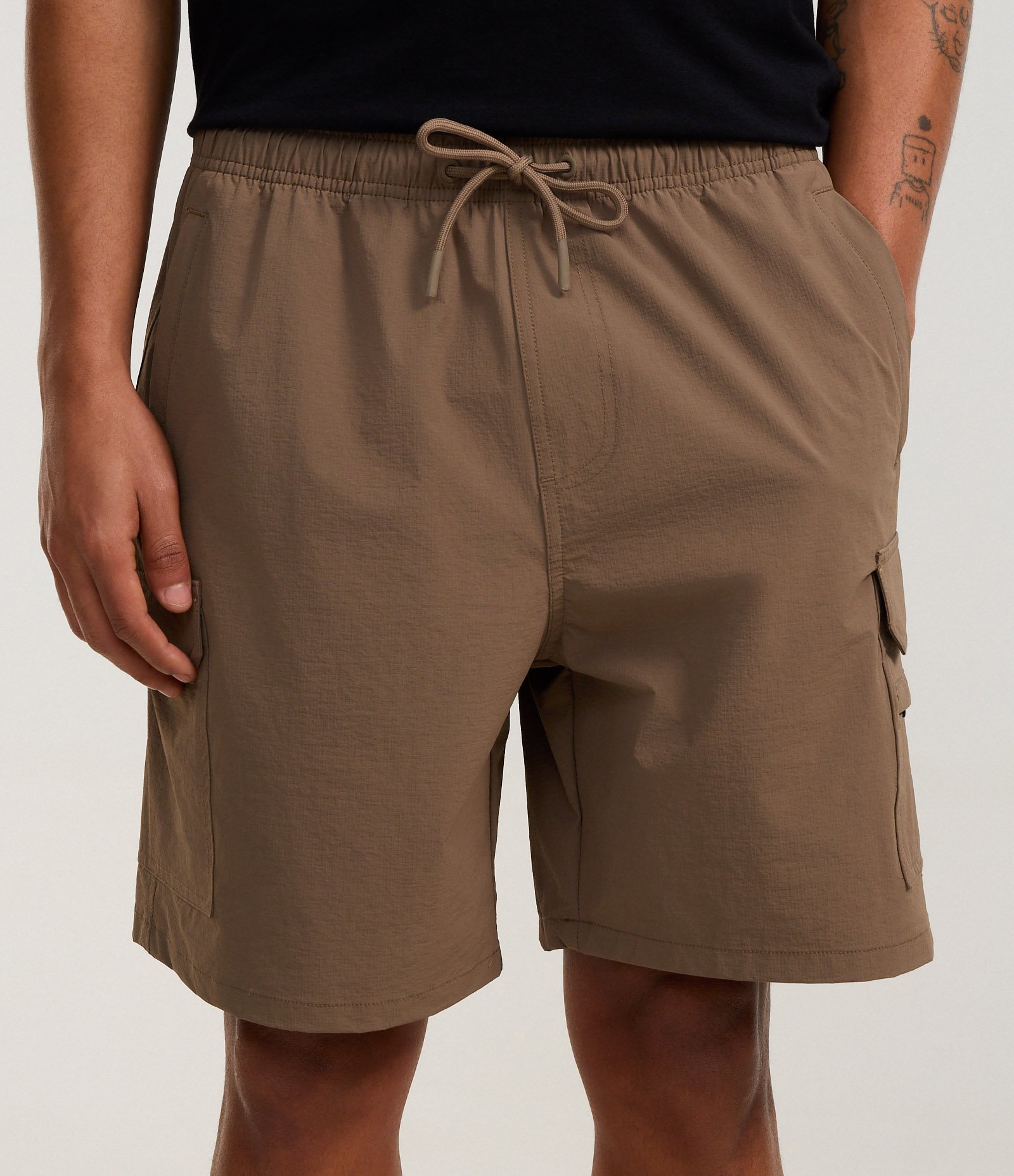 Bermuda em Poliamida com Bolso Cargo Marrom 2