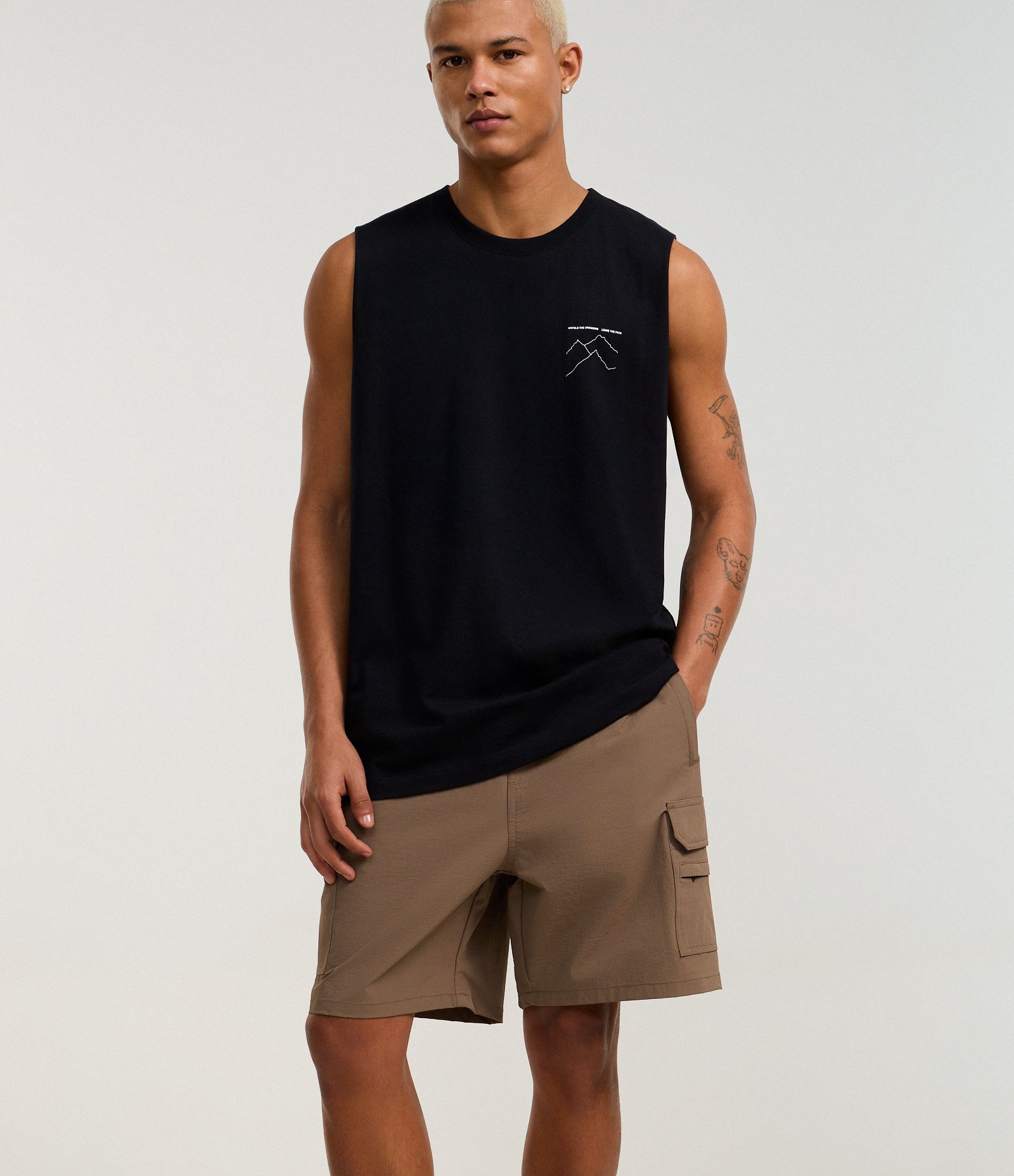 Bermuda em Poliamida com Bolso Cargo Marrom 4