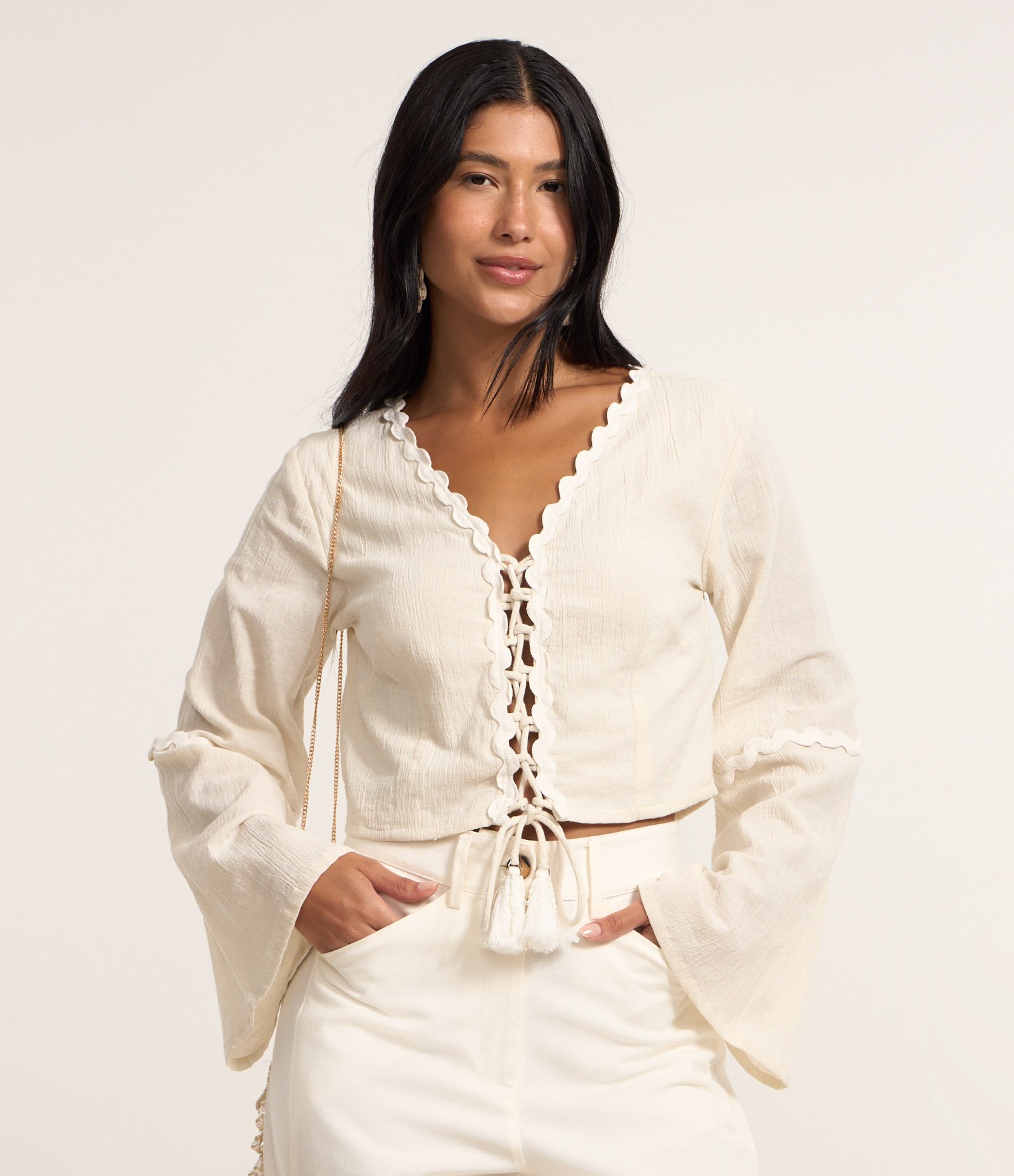 Blusa Cropped em Anarruga com Detalhes em Sianinha Bege 1