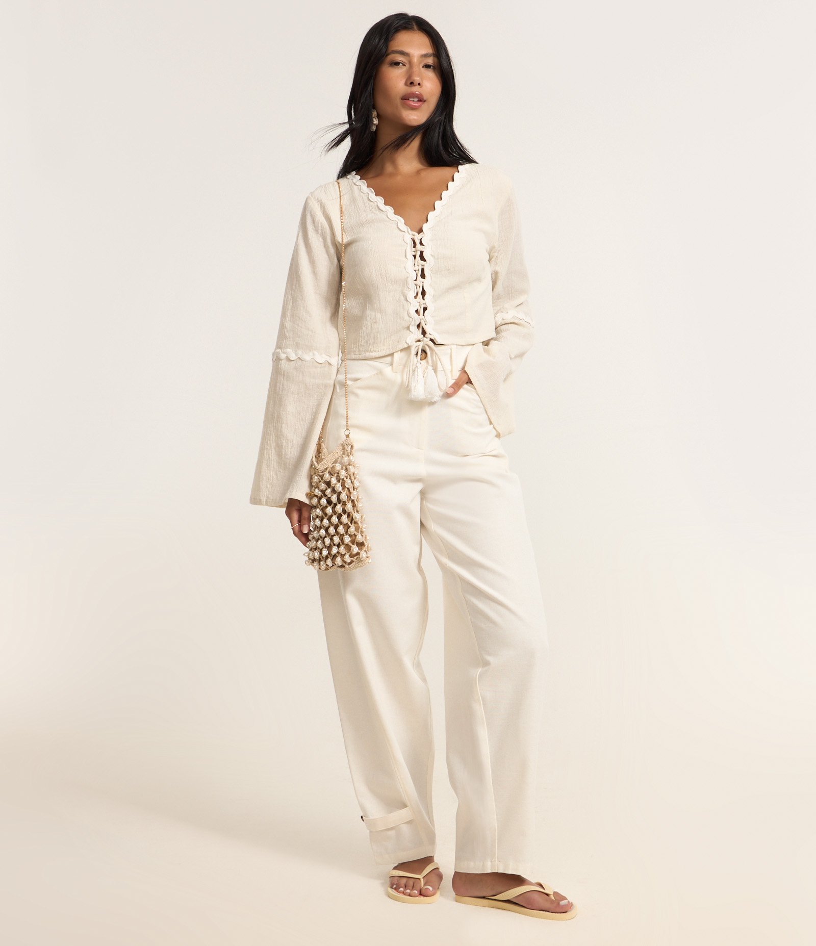 Blusa Cropped em Anarruga com Detalhes em Sianinha Bege 2