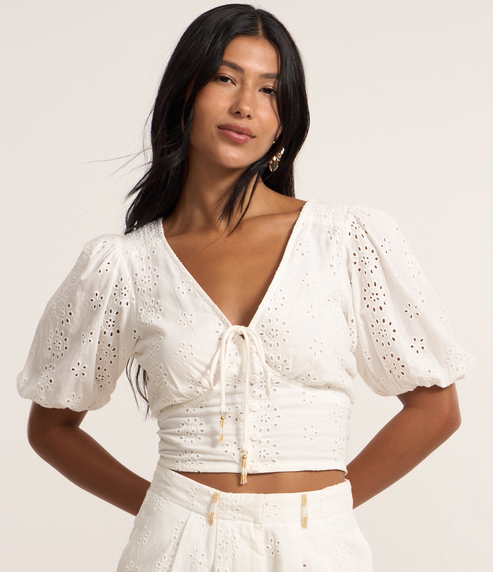 Blusa com Manga Bufante Amarração e Abotoamento com Textura Floral Branco 3