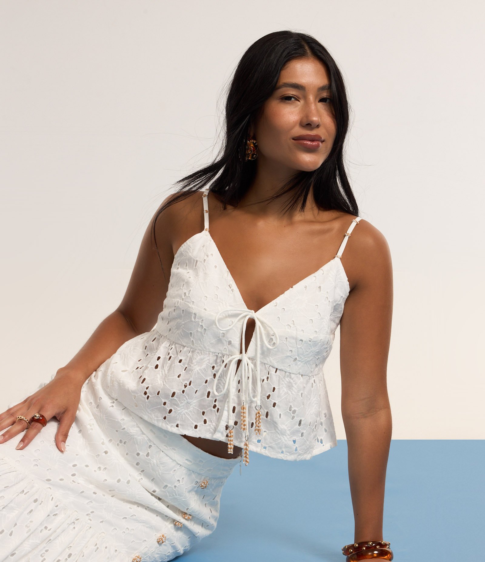 Blusa Cropped em Laise Floral com Amarração Frontal Branco 5