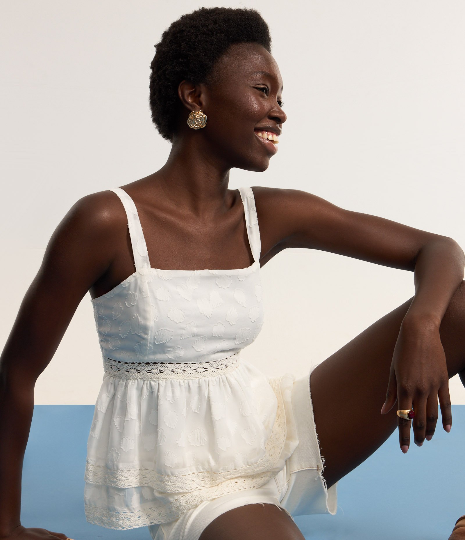 Blusa Regata com Decote Reto e Estampa Folhas com Detalhes de Renda Branco 4