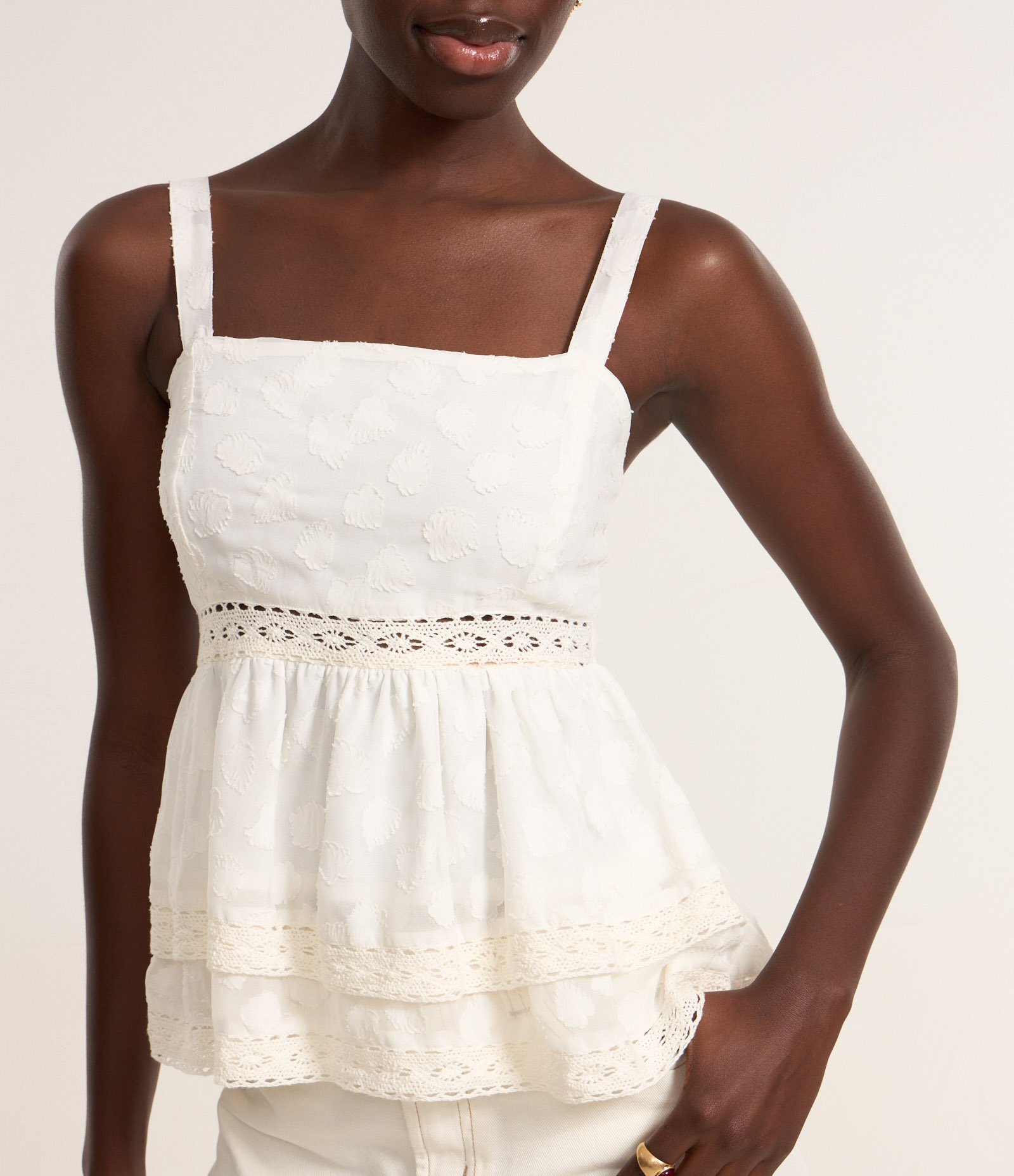 Blusa Regata com Decote Reto e Estampa Folhas com Detalhes de Renda Branco 3