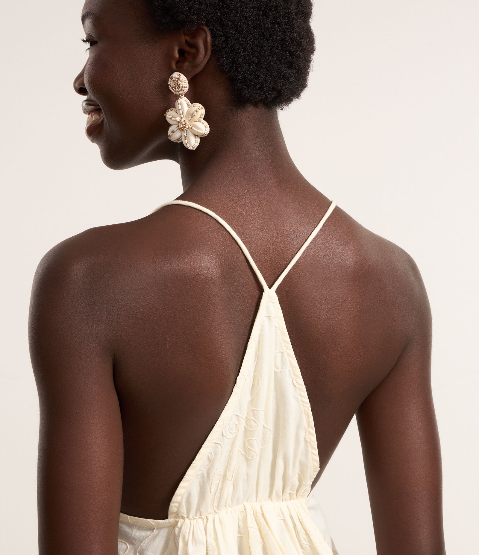 Blusa de Alcinha em Cambraia Abstrata com Textura Floral Bege 3