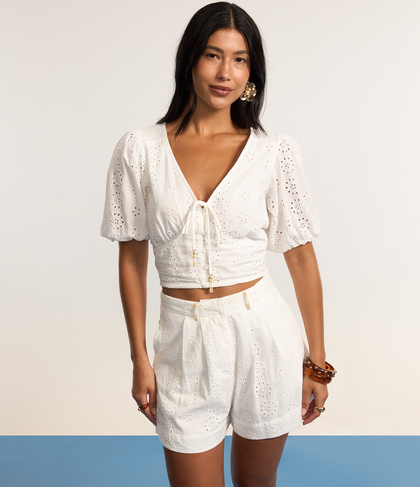 Short Curto com Passantes com Miçangas e Estampa Floral Branco 4