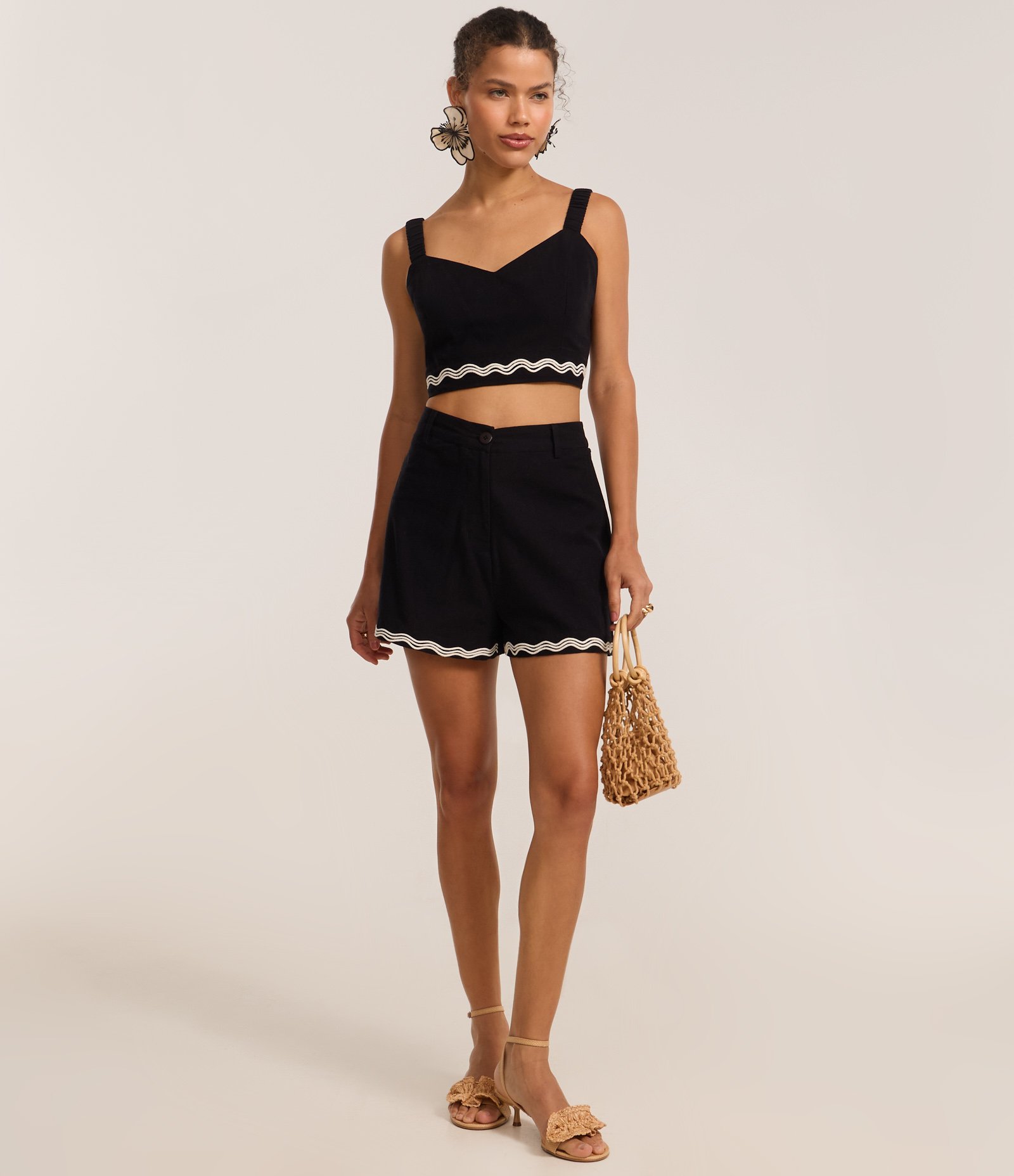 Blusa Cropped com Linho e Bordado na Barra Preto 2