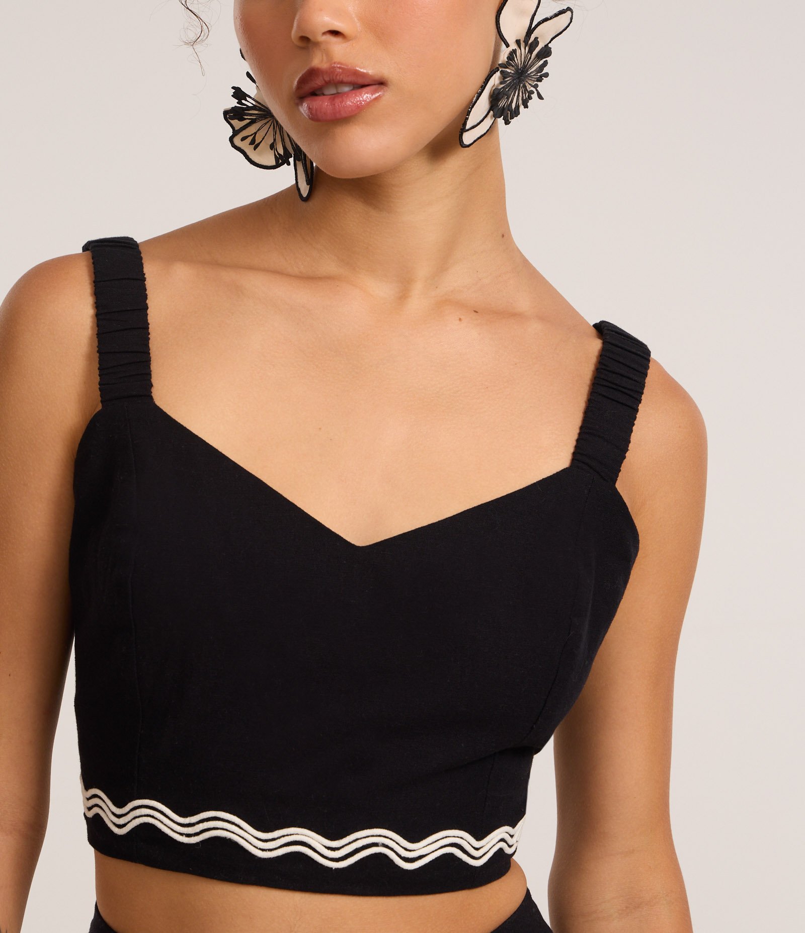 Blusa Cropped com Linho e Bordado na Barra Preto 3