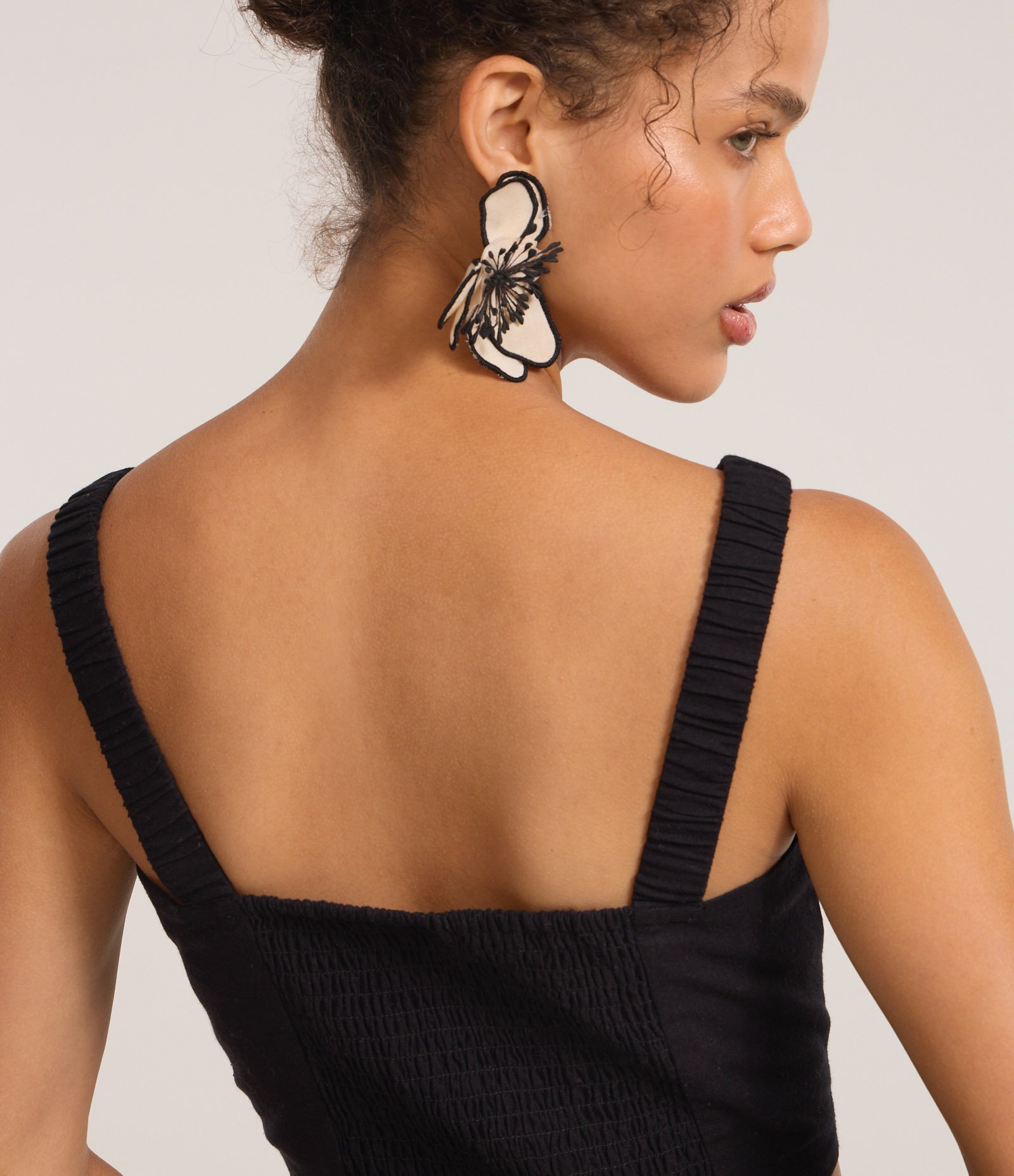 Blusa Cropped com Linho e Bordado na Barra Preto 4