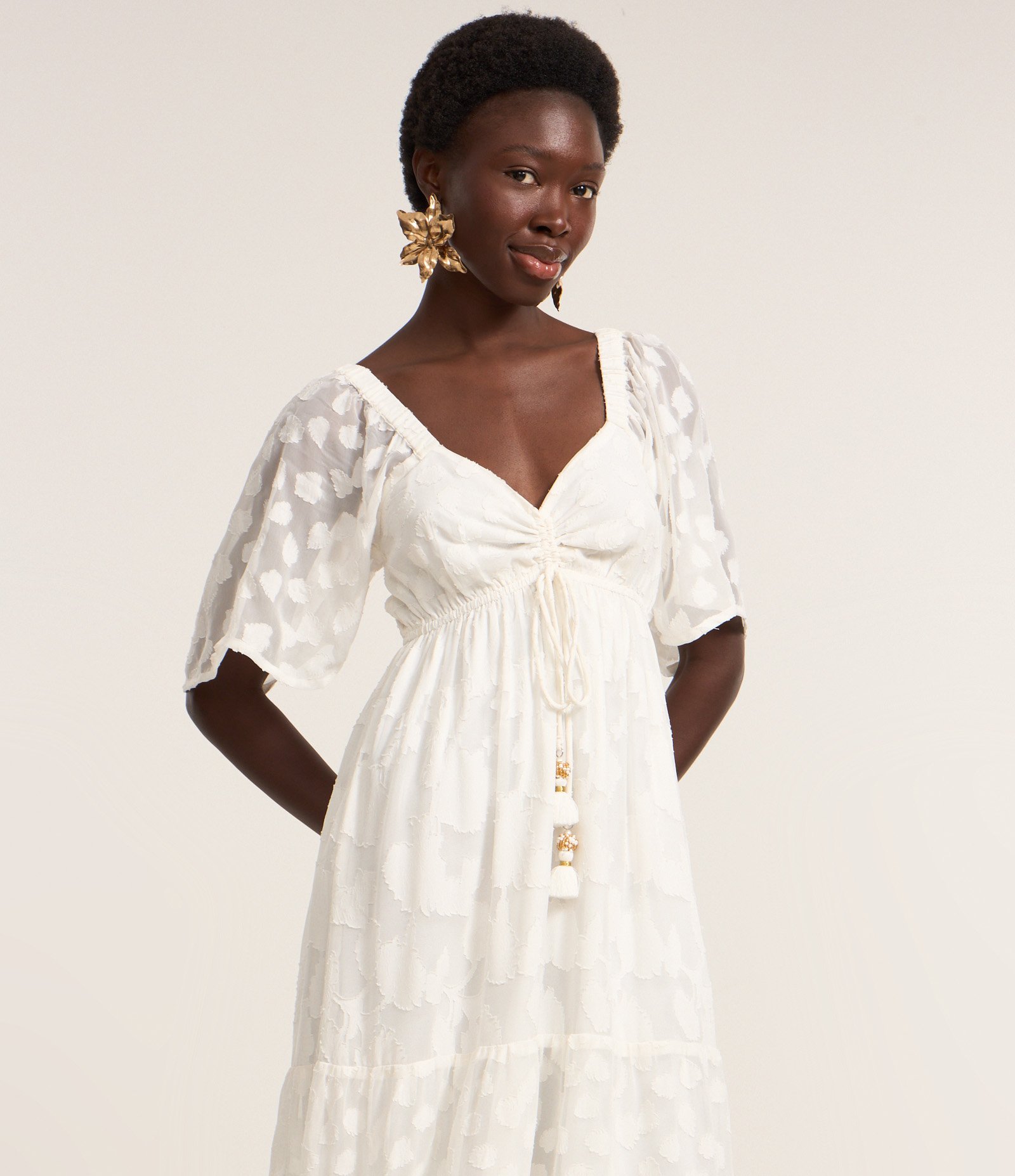 Vestido Longo em Crepe com Babados e Amarração Frontal com Tassel Branco 2