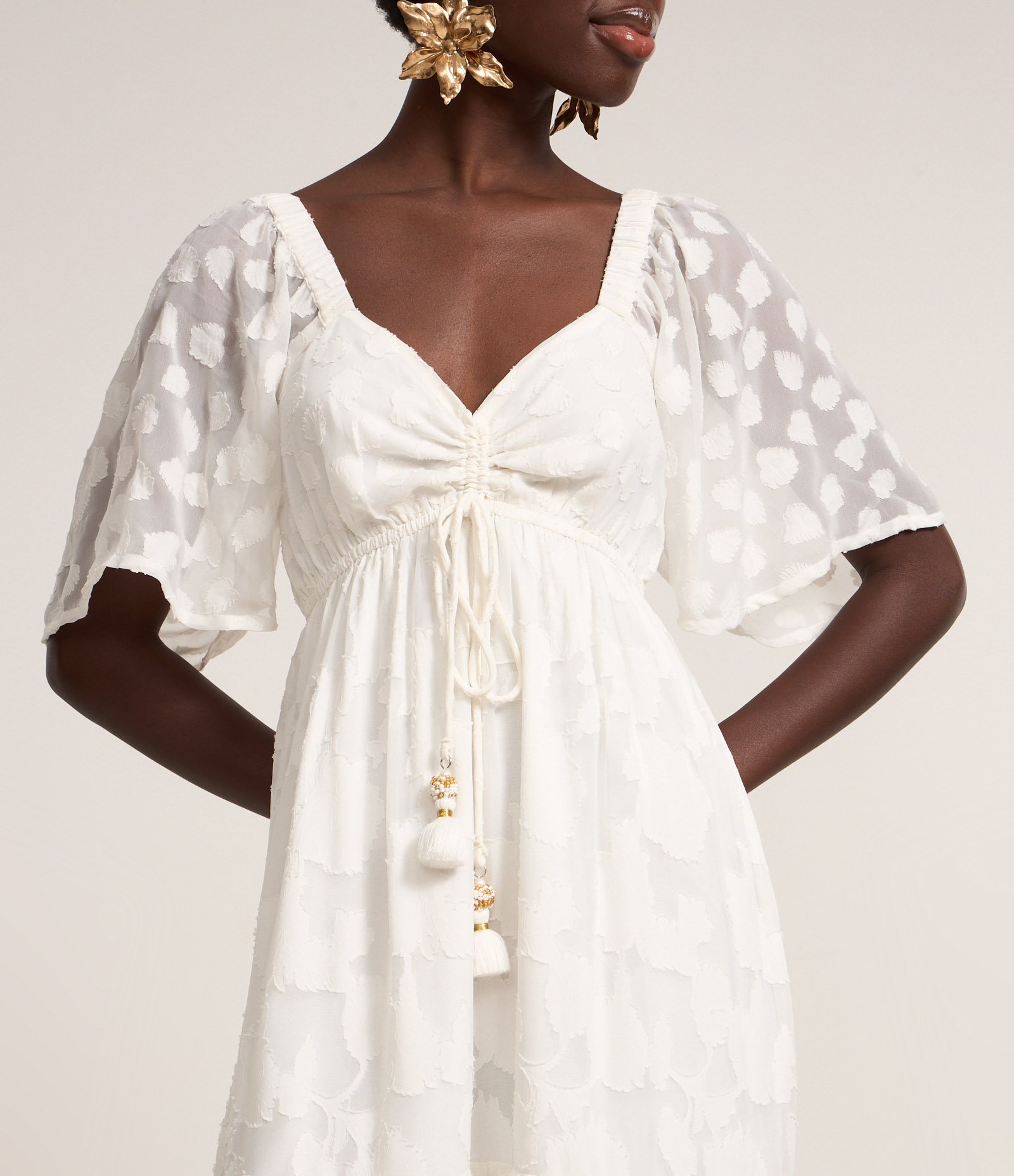 Vestido Longo em Crepe com Babados e Amarração Frontal com Tassel Branco 3