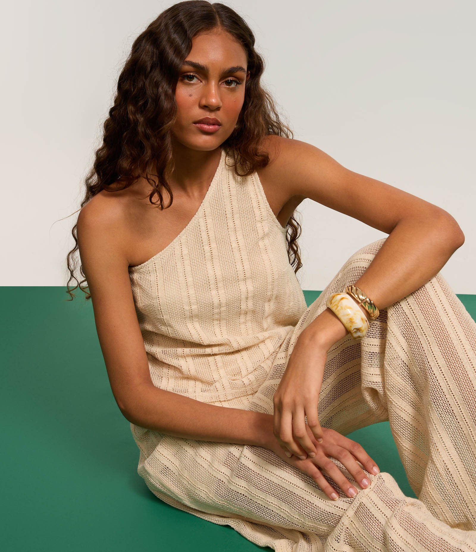 Blusa em Algodão com Decote Ombro Só Bege 4