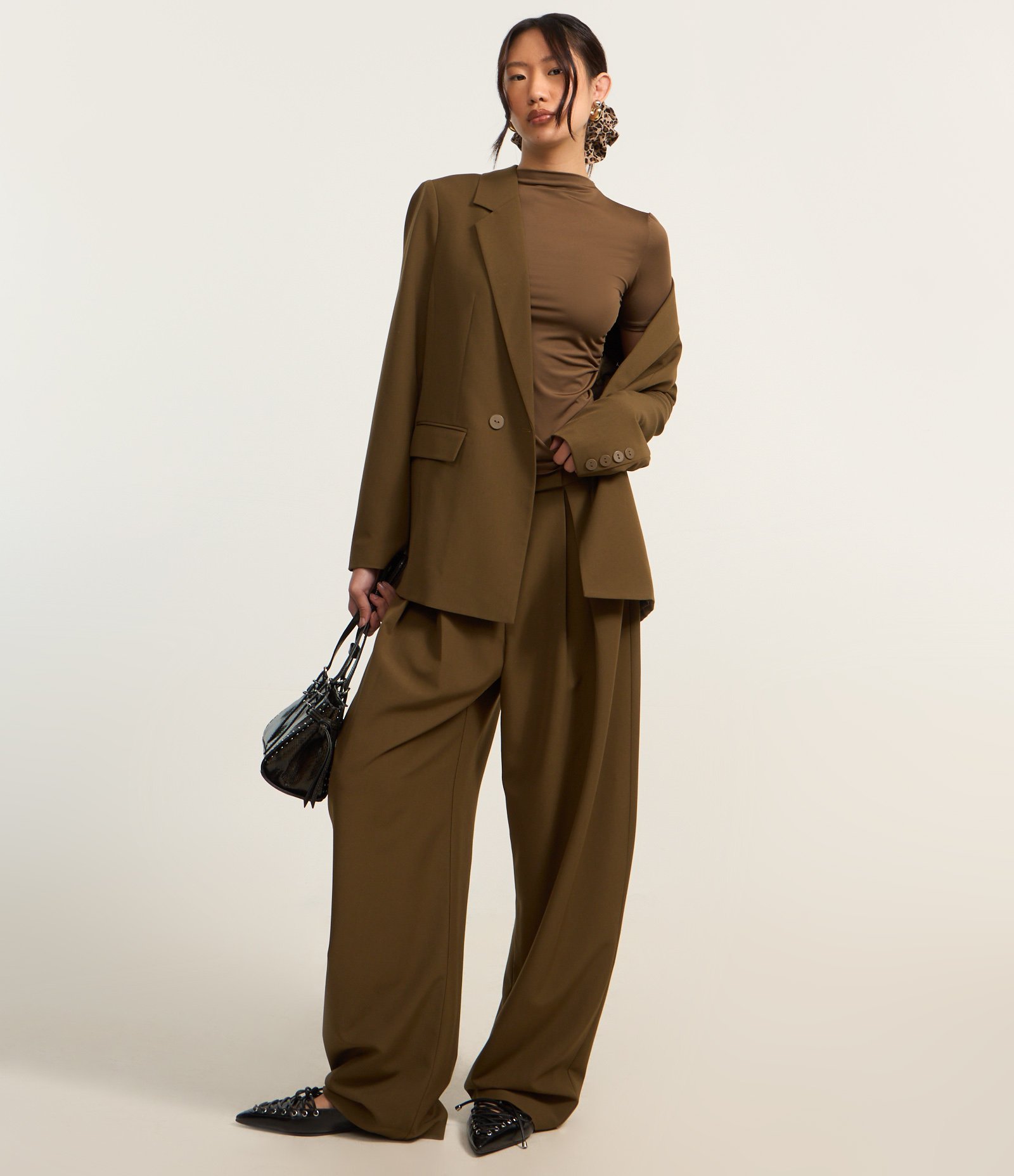 Blusa em Microfibra com Drapeado e Fenda na Barra Marrom 2